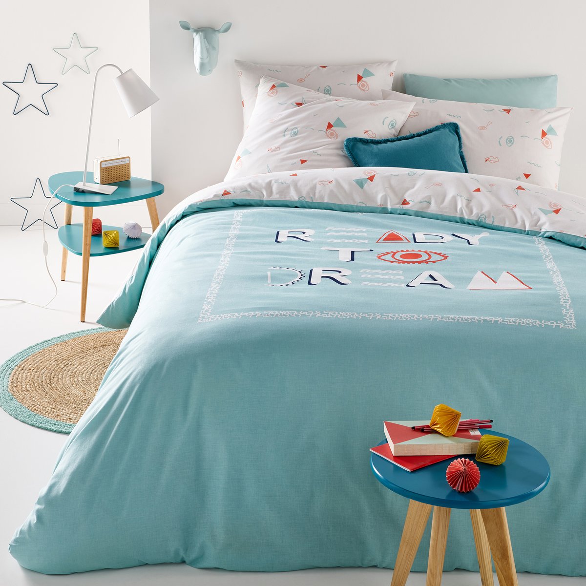 Пододеяльник с рисунком, Ready to Dream Пододеяльник с рисунком, Ready to DreamХарактеристики пододеяльника :100% хлопок, 57 нитей/см?.Чем больше нитей/см?, тем выше качество ткани.Машинная стирка при 60 °СНа лицевой стороне : рисунокС оборотной стороны : рисунок.Прямой покрой.Размеры : 140 x 200 см : 1-сп200 х 200 см : 1-2-сп240 х 220 см : ?2-спЗнак Oeko-Tex® гарантирует отсутствие вредных для здоровья веществ в протестированных и сертифицированных изделиях.<br><br>Цвет: синий/ белый/ красный
