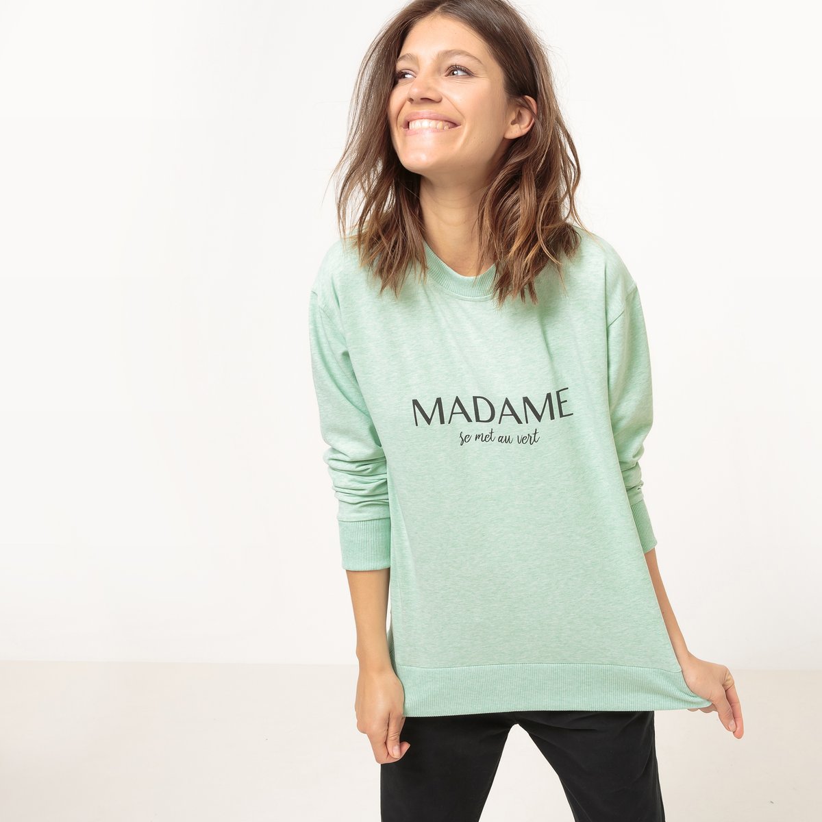 Свитшот с надписью Madame se met au vert Свитшот с надписью Madame se met au vertМатериал : 80% хлопка, 20% полиэстера Длина рукава : Длинные рукава Форма воротника : Круглый вырез Застежка : без застежки Рисунок : однотонная модель Стирка : машинная стирка при 30 °С Уход : сухая чистка и отбеливание запрещены Машинная сушка : барабанная сушка на деликатном режиме Глажка : при низкой температуре<br><br>Цвет: зеленый меланж