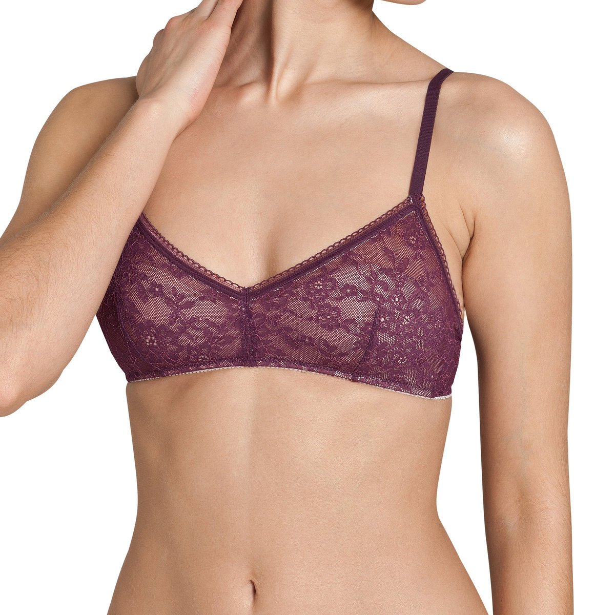 Бюстгальтер с поролоновыми вставками Light lace 2.0 Бюстгальтер с поролоновыми вставками Light lace 2.0Бюстгальтер с поролоновыми вставками Sloggi Light Lace 2.0 от TRIUMPH . Без косточек. Мягкий и плотный низ чашечек для естественной поддержки. Декольте украшено кружевом и отделано мелким зубчиком. Регулируемые бретели. Материал : 31% полиамида, 24% хлопка, 23% полиэстера, 22% эластана.<br><br>Цвет: темно-фиолетовый<br>Размер: 90 C (FR) - 75 C (RUS)