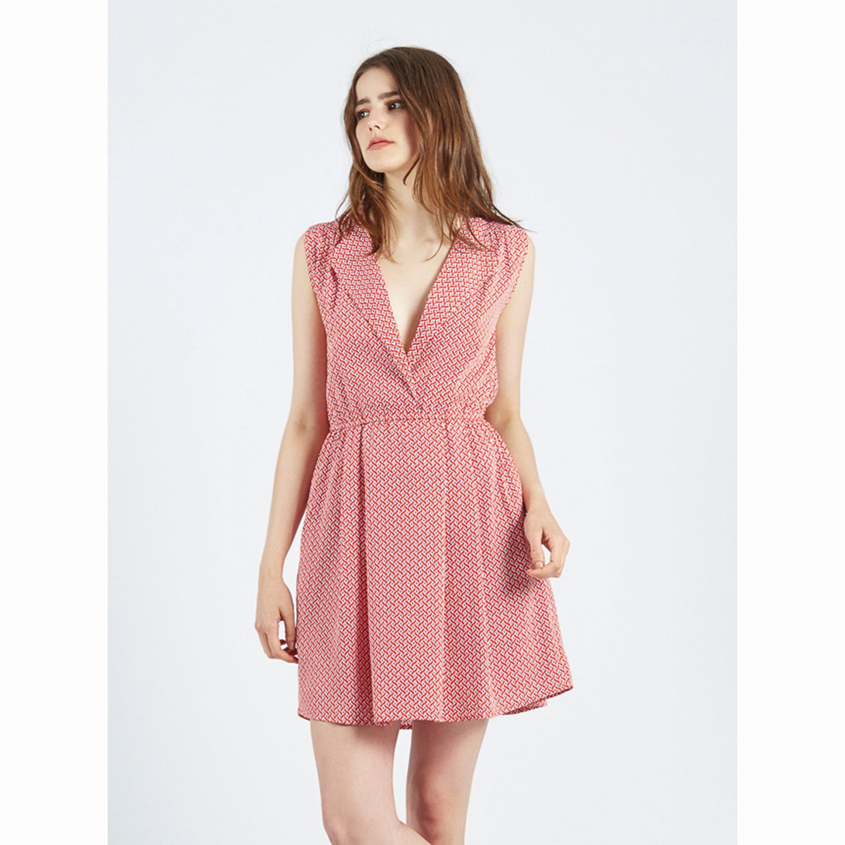 Платье с рисунком Vestido Tommy Платье с рисунком Vestido TommyПлатье Vestido Tommy. Геометрический рисунок. Без рукавов. Глубокий V-образный вырез с запахом, костюмный воротник. Складки на плечах спереди. Присборено на талии. Юбка с плиссировкой спереди, расклешенный покрой. Состав и описаниеМатериалы : 100% полиэстерМарка : Compania FantasticaМодель : Vestido TommyУходСледуйте рекомендациям по уходу, указанным на этикетке изделия<br><br>Цвет: красный