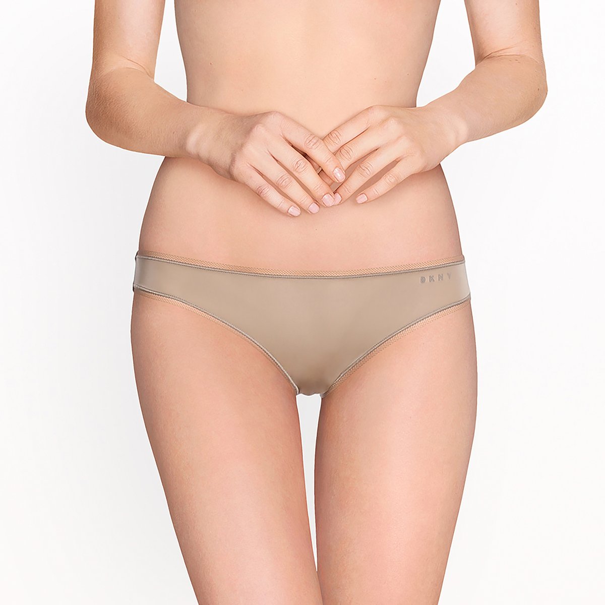 Трусы-слипы из микрофибры Litewear Трусы-слипы из микрофибры LitewearТрусы-слипы из микрофибры Litewear от DNKY. Края из тюля. Ластовица на подкладке из хлопка.Состав и описаниеМатериал : 79% полиамида нейлон, 21% эластанаМарка : DNKYЛиния : Litewear УходМашинная стирка при 30 °С в деликатном режиме, желательно в защитном чехлеСтирать с вещами схожих цветов<br><br>Цвет: розовый экрю,серо-коричневый