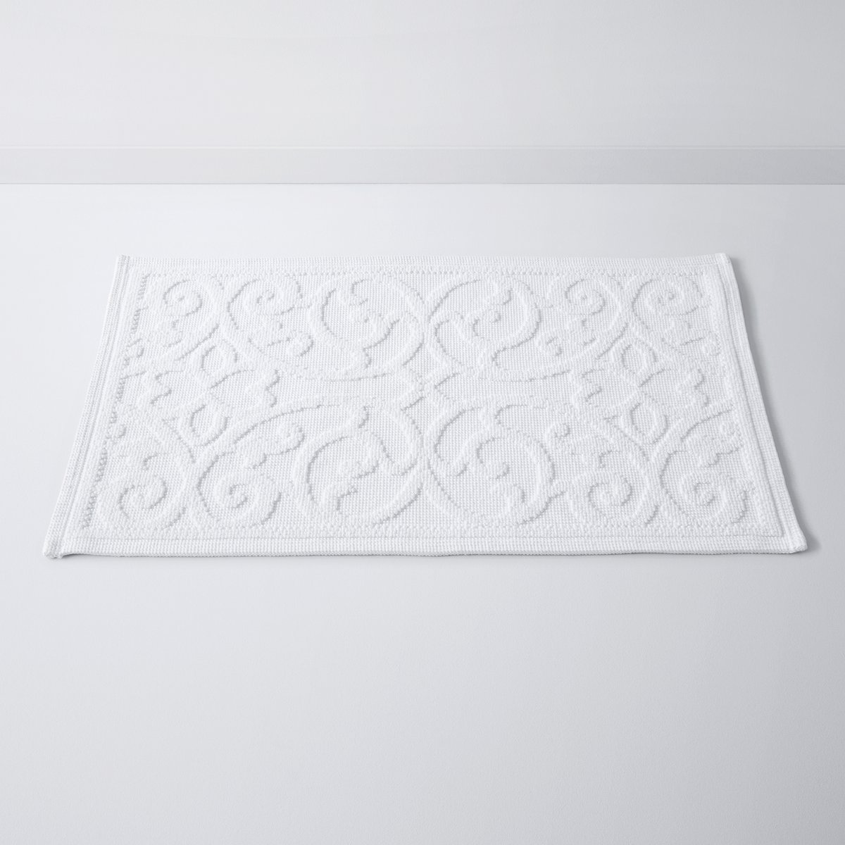Коврик для ванной с рельефным рисунком DAMASK, 100% хлопок (1500 г/м?) Коврик для ванной с рельефным рисунком DAMASK, 100% хлопок (1500 г/м?)Коврик для ванной, качество Best, с рельефным рисунком, 100% хлопок. Изысканный рельефный рисунок украшает этот коврик для ванной, который принесет в Вашу ванную комнату 100% декора высшего класса и 100% качества Best! Характеристики:Материал: 100% хлопок (1500 г/м?).Противоскользящее покрытие с изнанки.Уход:Машинная стирка при 60°С.Размеры:50 x 70 см.<br><br>Цвет: белый,бледно-розовый,серо-синий<br>Размер: 50 x 80 см.50 x 80 см.50 x 80 см