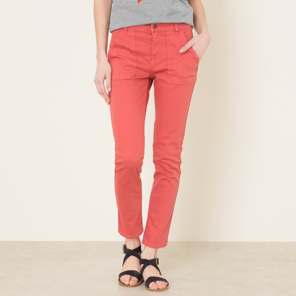 Джинсы JANE DENIM COULEUR Джинсы JANE DENIM COULEURДжинсы LABDIP - модель JANE DENIM COULEUR прямого покроя с карманами в стиле карго. Пояс со шлевками с застежкой на болт. Планка застежки на молнию. 2 кармана карго спереди + 2 прорезных кармана сзади. Вытачки сзади. Состав и описание Материал : 98% хлопка, 2% эластанаДлина : по внутр.шву ок. 72 см. для размера 36Ширина по низу брючин : ок.15 см..Марка : LABDIP<br><br>Цвет: кирпичный