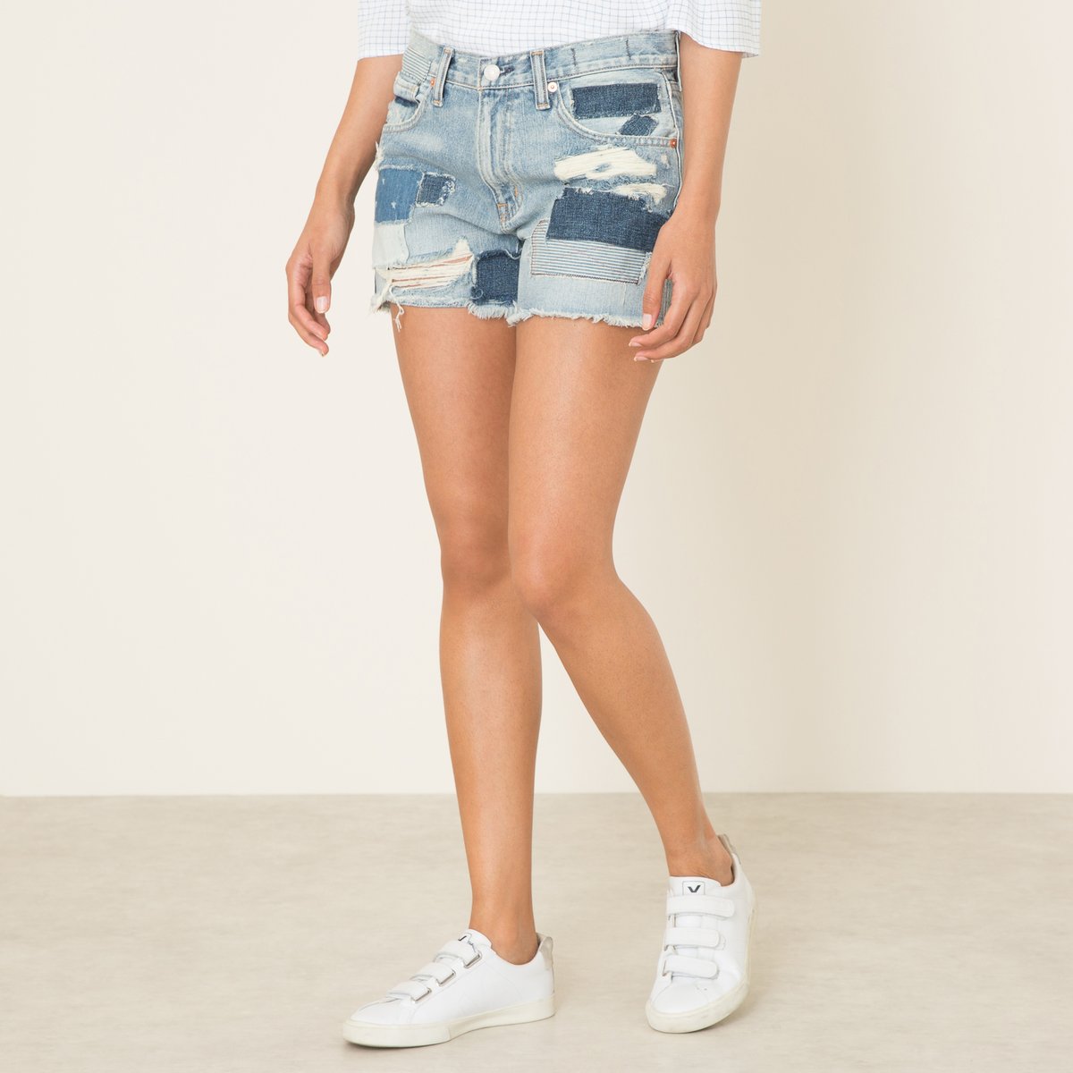 Шорты из денима Шорты из денимаШорты короткие Denim and Supply Ralph Lauren - из денима с потертостями и нашивками. Пояс со шлевками, застёжка на 1 металлическую пуговицу. Планка застежки на молнию. 5 карманов. Низ с щипаными краями. Состав и описание Материал : 100% хлопок Марка : Denim and Supply Ralph Lauren<br><br>Цвет: синий деним