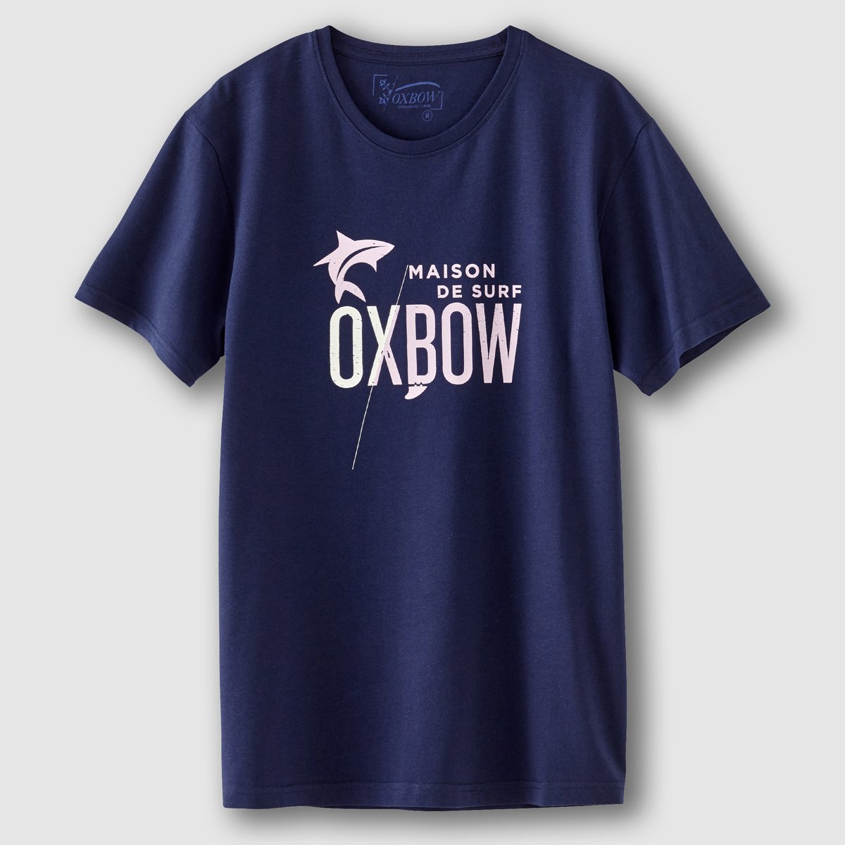 Футболка ФутболкаФутболка с короткими рукавами OXBOW. Прямой покрой, круглый вырез. Спереди шелкография Maison de surf OXBOW . Состав и описаниеМатериал : 100% хлопкаМарка : OXBOW.<br><br>Цвет: темно-синий