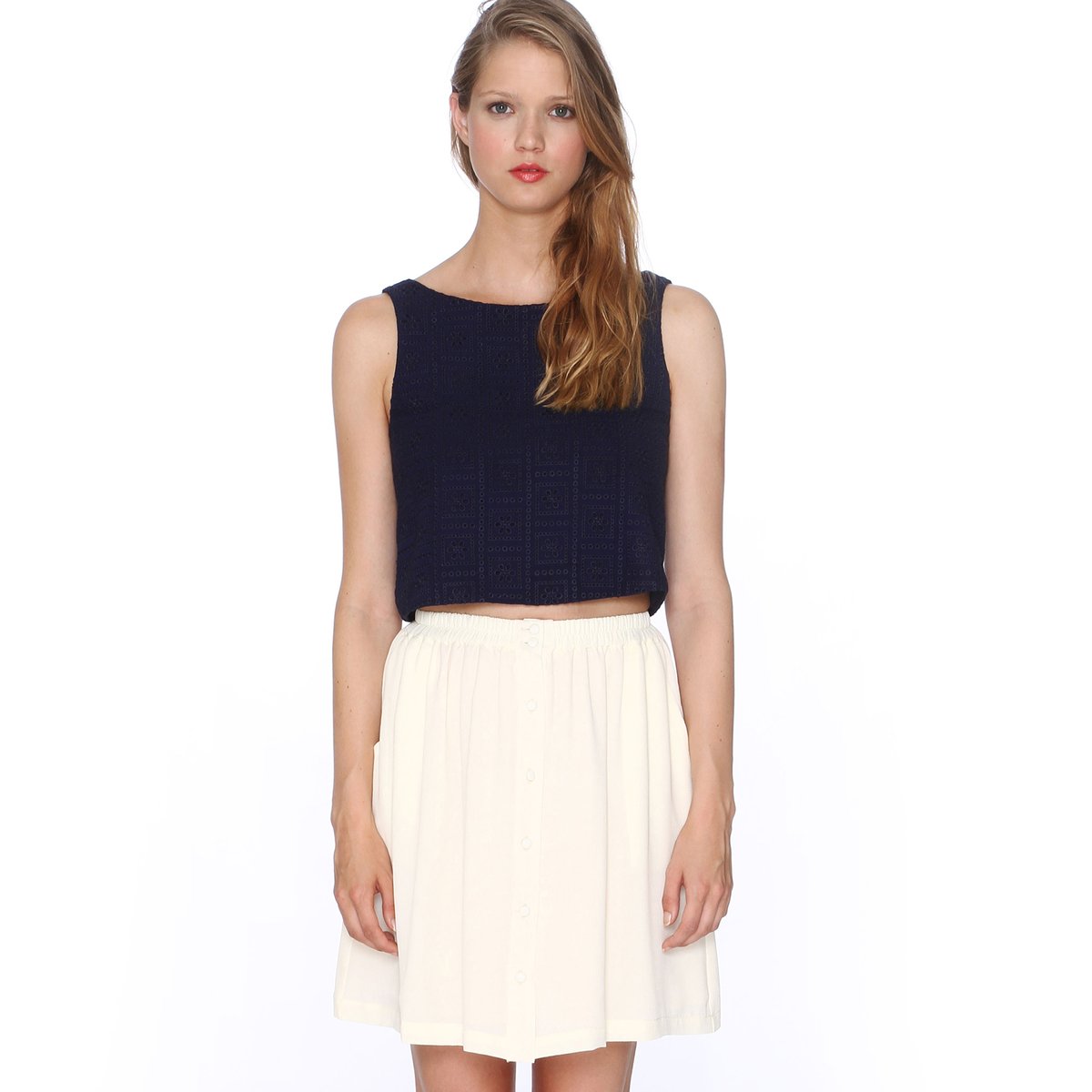 Юбка короткая PEPALOVES, Skirt Flor Юбка короткая PEPALOVES, Skirt FlorКороткая юбка Skirt Flor от PEPALOVES. Расширяющийся покрой. 2 боковых кармана. На пуговицах спереди. Эластичный пояс со складками. Состав и описание :Материал : 96% полиэстера, 4% эластанаМарка : PEPALOVES<br><br>Цвет: кремовый,черный<br>Размер: L