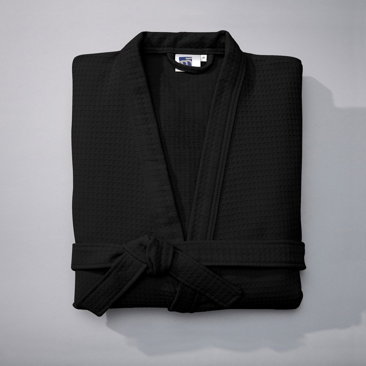 Халат из вафельной ткани, 400 г/м? Халат из вафельной ткани, 400 г/м?Характеристики халата из 100% хлопка (400 г/м?) : Вафельная ткань с внешней стороны, махровая - с внутренней .Воротник-кимоно, приподнятые рукава, накладные карманы, пояс со шлевками .Длина 110-113 см, в зависимости от объема талии .Машинная стирка при 60 °С.<br><br>Цвет: черный