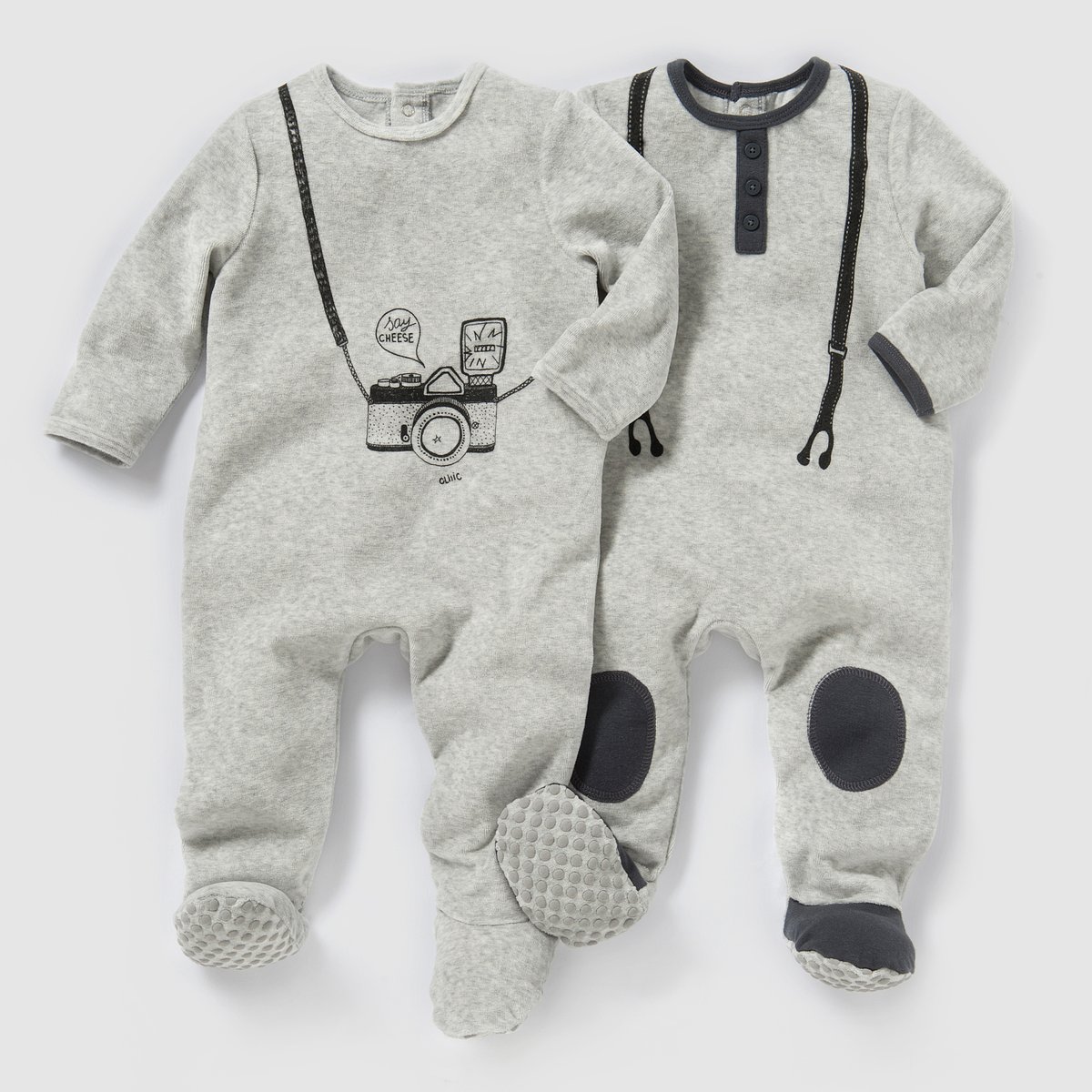 2 пижамы из велюра 0 мес-3 лет 2 пижамы из велюра 0 мес-3 лет2 пижамы из велюра с рисунком в виде оптической иллюзии спереди. В комплекте: 1 пижама с рисунком в виде оптической иллюзии подтяжки и ложной планкой с пуговицами + 1 пижама с рисунком в виде оптической иллюзии бинокль. Клапан на кнопках и застежка на кнопки сзади. Противоскользящая подошва вшитых носочков (начиная с 12 месяцев (74 см)), эластичных сзади для лучшей поддержки. Состав и описаниеМатериал 75 % хлопка, 25 % полиэстера.Уход:Стирать, сушить и гладить с изнаночной стороныМашинная стирка при 30 °C в умеренном режимеМашинная сушка в умеренном режимеГладить при умеренной температуре.Знак марки отпечатан с внутренней стороны и не напечатан на пришитой этикетке сзади, чтобы не вызвать раздражение или зуд на коже ребенка .<br><br>Цвет: серый меланж + серый меланж<br>Размер: 0 мес. - 50 см.1 мес. - 54 см.3 мес. - 60 см.6 мес. - 67 см.9 мес. - 71 см.18 мес. - 81 см