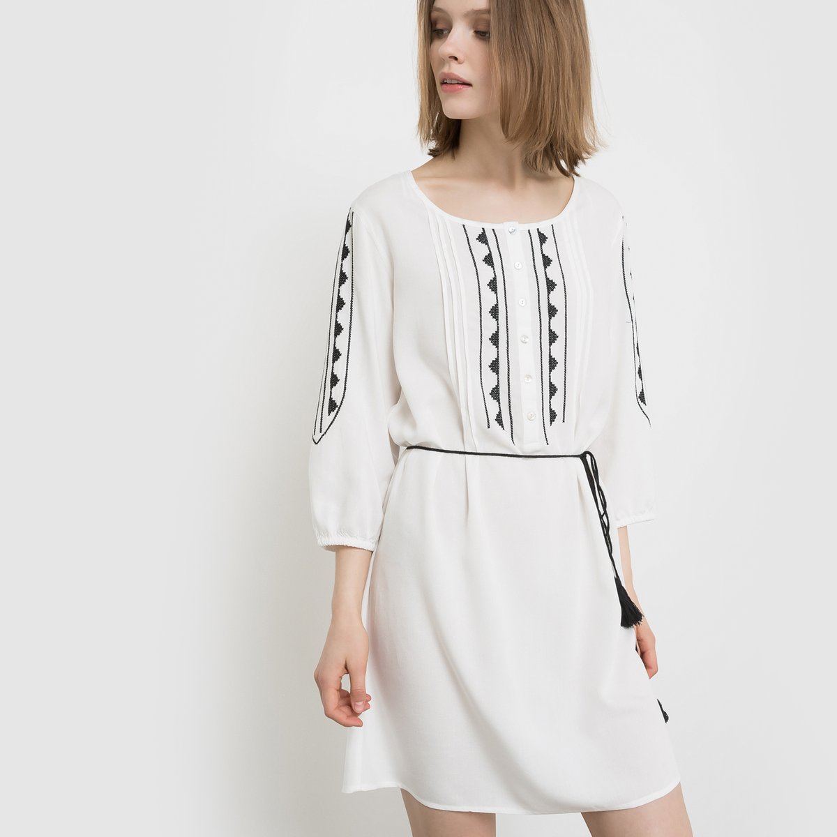 Платье с рукавами ?, с вышивкой, пояс с помпонами B.YOUNG ELLA DRESS Платье с рукавами ?, с вышивкой, пояс с помпонами B.YOUNG ELLA DRESSПлатье с рукавами ? ELLA DRESS от B .YOUNG . Прямой покрой, присборенный на талии завязками с помпонами . Вышивка в этническом стиле на пластроне и рукавах . Круглый вырез на пуговицах снизу в тунисском стиле .Состав и описание : Материал : 100% полиэстера.Марка : B.YOUN<br><br>Цвет: экрю<br>Размер: 40 (FR) - 46 (RUS).42 (FR) - 48 (RUS)