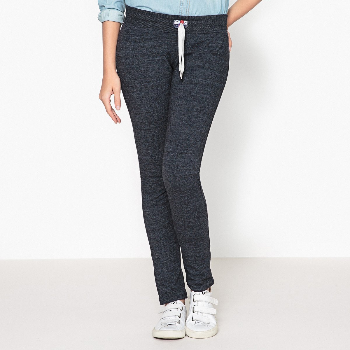 Брюки с узором HEATHER SKINNY NIGHT Брюки с узором HEATHER SKINNY NIGHTБрюки SWEET PANTS - модель HEATHER SKINNY NIGHT с узором и контрастной завязкой на поясе.Детали • Узкие, дудочки • Стандартная высота пояса • Эластичный поясСостав и уход • 48% хлопка, 4% эластана, 48% полиэстера • Следуйте советам по уходу, указанным на этикеткеПодходит для занятий спортом<br><br>Цвет: черный