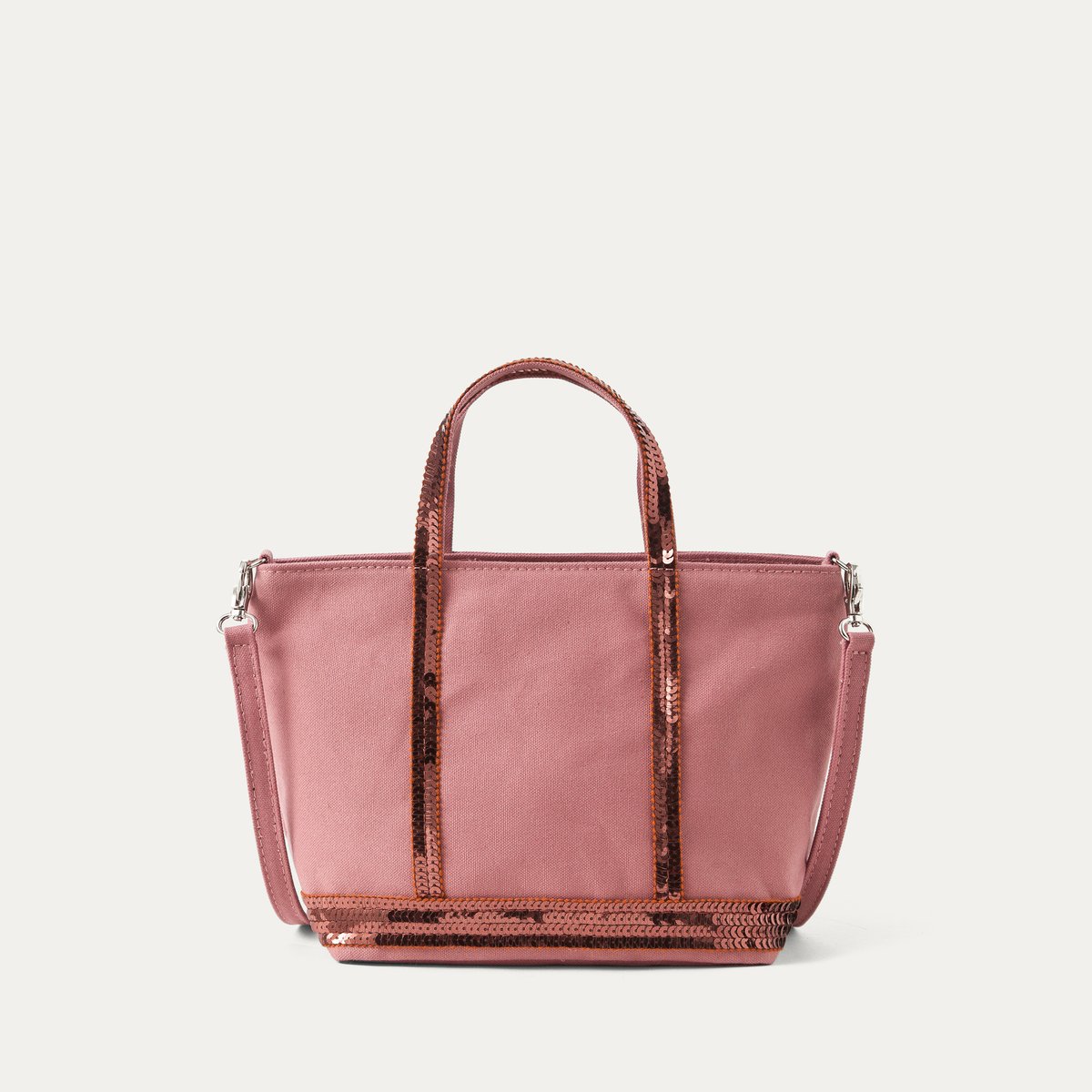 Сумка CABAS BABY из ткани с блестками Сумка CABAS BABY из ткани с блесткамиСумка ATHE VANESSA BRUNO - модель CABAS BABY из канвы и блесток . можно носить в руке за 2 ручки или на регулируемом съемном ремешке на металлических крючках . Застежка на молнию. Внутренний карман на молнии.Состав и описание: Материал : Ткань канва 100% хлопок Подкладка из поплина 100% хлопок Размеры : 17 x 26 x 10 см Марка : ATHE VANESSA BRUNO<br><br>Цвет: розовый