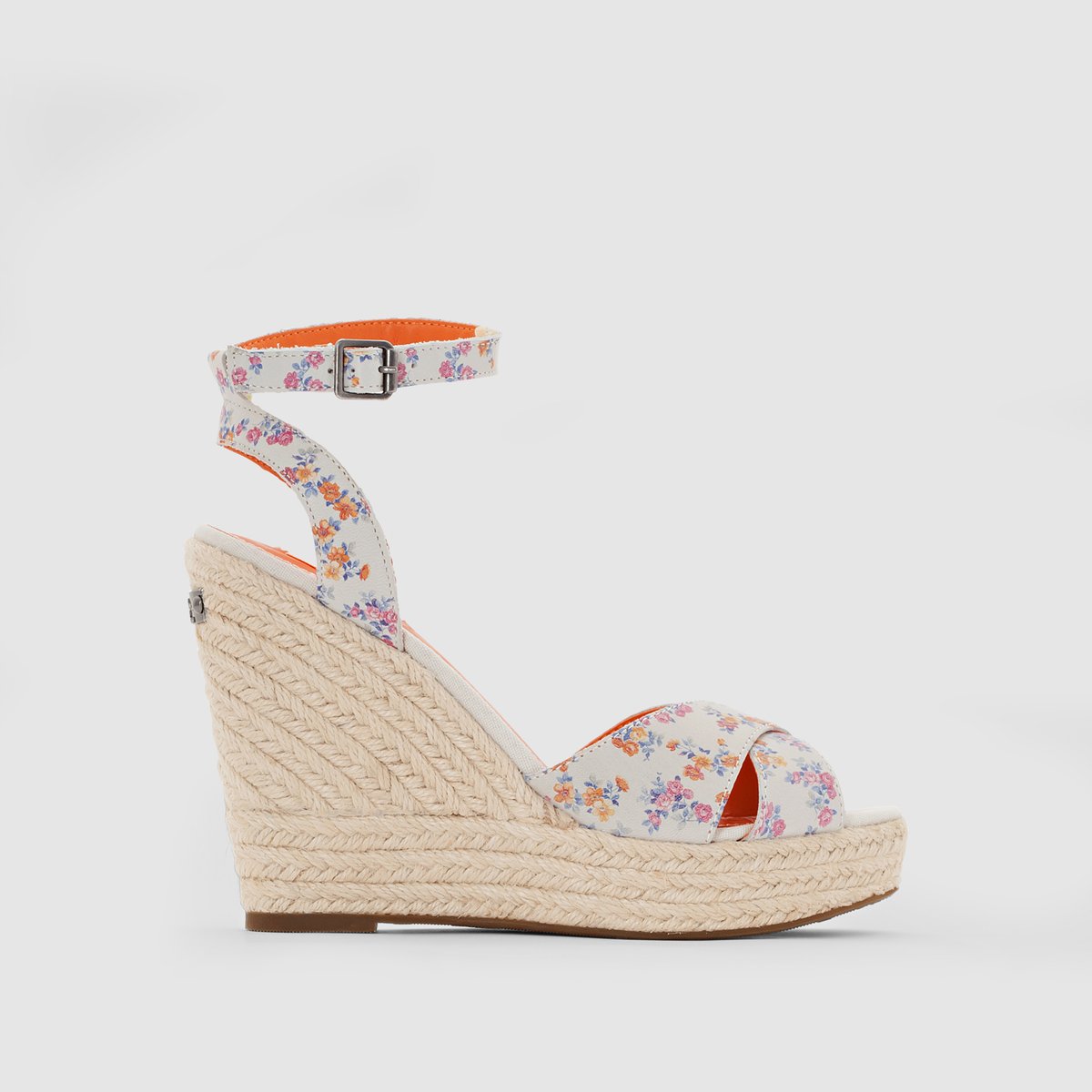 Босоножки на танкетке PEPE JEANS WALKER FLOWERS Босоножки на танкетке PEPE JEANS WALKER FLOWERSPepe Jeans, известная английская марка с акцентами в стиле рок, предлагает восхитительные босоножки Power Flower, в яркой расцветке и невероятно гламурные !<br><br>Цвет: цветочный рисунок<br>Размер: 39