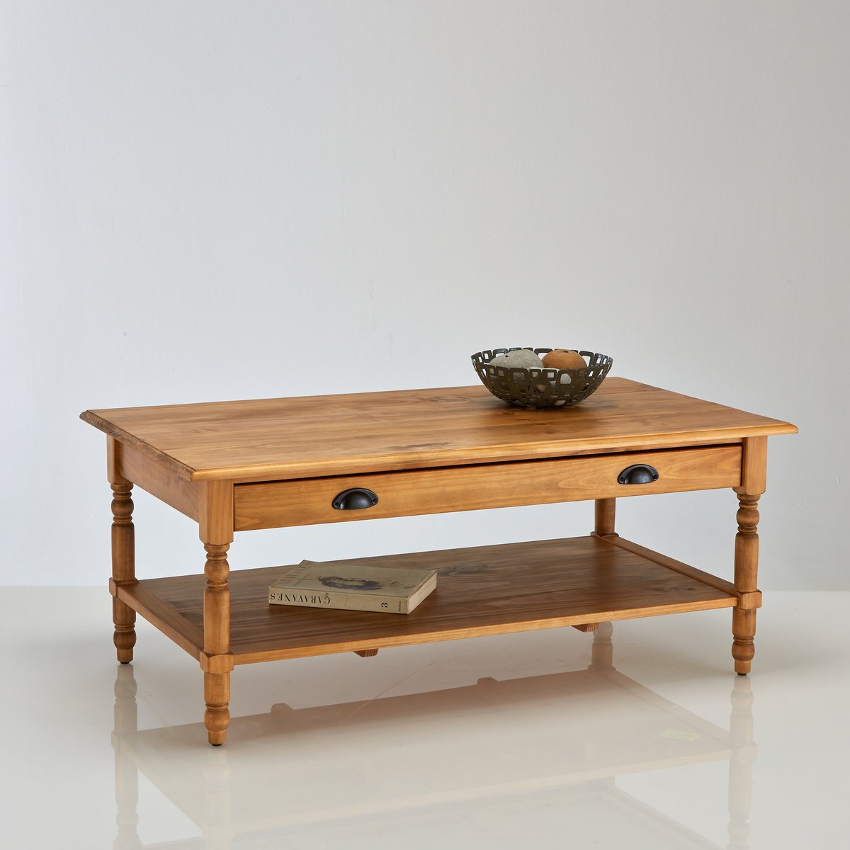 Столик журнальный из массива сосны, Authentic Style Столик журнальный из массива сосны, Authentic StyleОписание журнального столика Authentic Style :Точеные ножки и двойная столешница.1 большой ящик.Пластиковые накладки на ножки.Характеристики журнального столика Authentic Style :Массив сосны с отделкой воском.Точеные ножки и двойная столешница.Металлическая ручка в форме раковины на ящике.Другие предметы мебели из коллекции Authentic Style на сайте laredoute.ruКачество :Вся наша продукция отвечает действующим стандартам безопасности.Журнальный столик Authentic Style получил высокую оценку Valeur S?re за качество производства и отделки. Коллекция Authentic style специально разработана La Redoute с тем, чтобы Вы насладились по истине качественной мебелью классического стиля с очень тщательной и аккуратной отделкой.Размеры журнального столика Authentic Style :Ширина : 115 см..Высота : 47 см..Глубина : 65 см.Внутренние размеры :Ящик : Д. 92 x В. 5 x Г. 43 см.Размеры и вес упаковки :1 упаковка126 x 15 x 70 см22 кгДоставка :Данная модель стола требует самостоятельной сборки. Доставка до квартиры !Внимание ! Убедитесь в том, что посылку возможно доставить на дом, учитывая ее габариты.<br><br>Цвет: сосново-зеленый вощеный