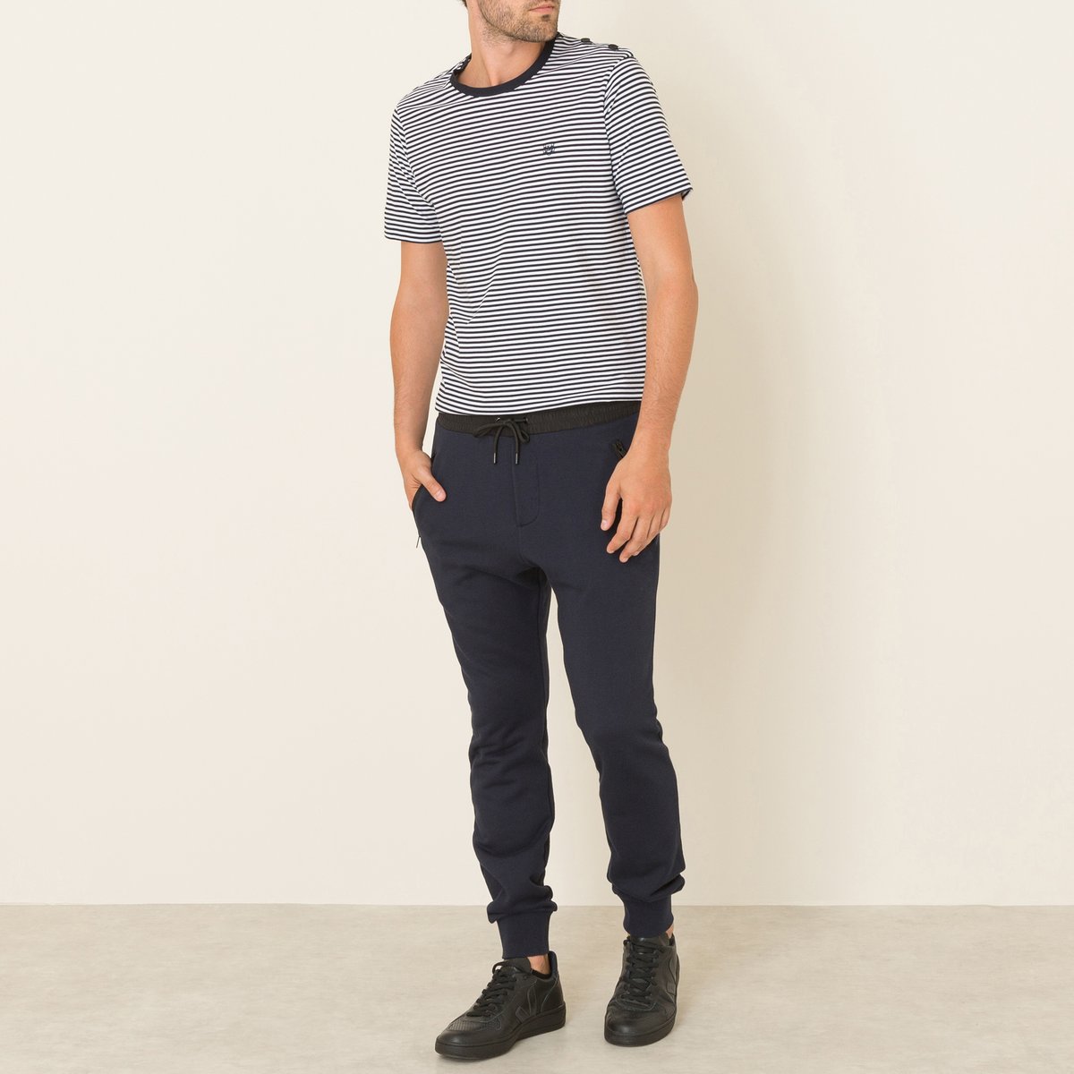 Брюки из мольтона Брюки из мольтонаБрюки THE KOOPLES SPORT - из мольтона, детали из ткани контрастного цвета. Эластичный пояс контрастного цвета с завязками с люверсами. 2 кармана на молнии с контрастным кантом. Низ брючин в рубчик. Состав и описание Материал : мольтон 100% хлопок Рубчик 95% хлопка, 5% эластана Вставки контрастного цвета 100% полиэстер Подкладка карманов : 100% хлопок Марка : THE KOOPLES SPORT<br><br>Цвет: темно-синий