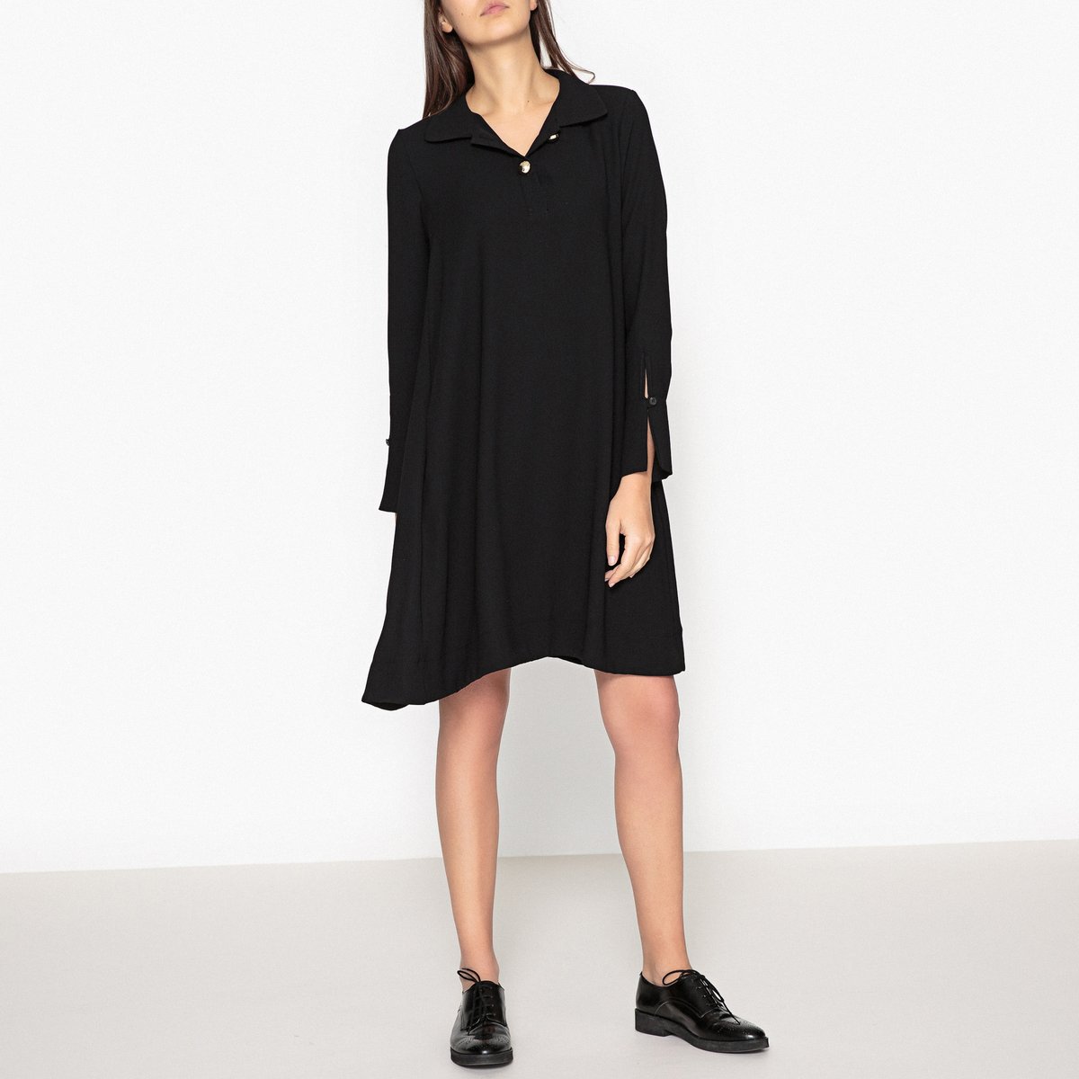 Платье-трапеция CLAUDIE Платье-трапеция CLAUDIEПлатье в форме трапеции TOUPY - модель CLAUDIE с 2 большими пуговицами на вырезе.Детали • Форма : прямая • Укороченная модель • Длинные рукава • Воротник-поло, рубашечный Состав и уход • 100% полиэстер • Следуйте советам по уходу, указанным на этикетке • Воротник со свободными кончиками • Манжеты с широким краем и застежкой на 1 пуговицу • Карман с каждой стороны • Длина : ок.95 см. для размера S<br><br>Цвет: красный,черный