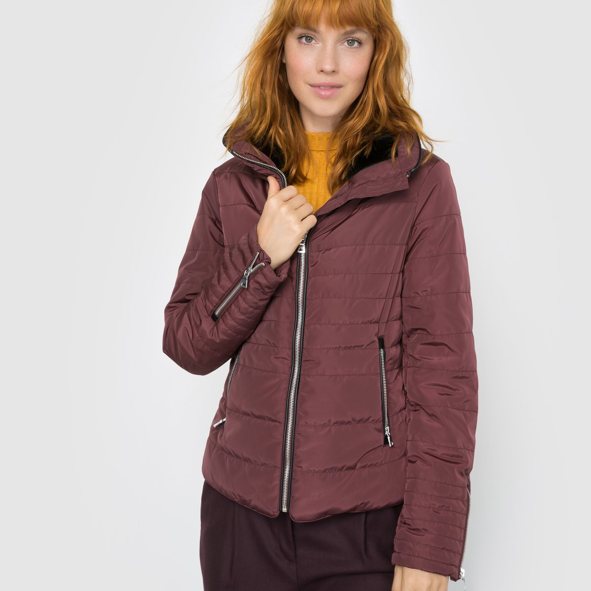 Куртка стеганая Lulu Short Jacket Куртка стеганая Lulu Short JacketСтеганая куртка Lulu Short Jacket. Длинные рукава. Высокий воротник на фланелевой подкладке. Застежка на молнию. 2 кармана на молнии спереди. Молнии внизу рукавов.Состав и описаниеМатериал : 100% полиэстерМарка : Vero ModaМодель : Lulu Short JacketУходСледуйте советам по уходу, указанным на этикетке изделия.<br><br>Цвет: бордовый<br>Размер: XS