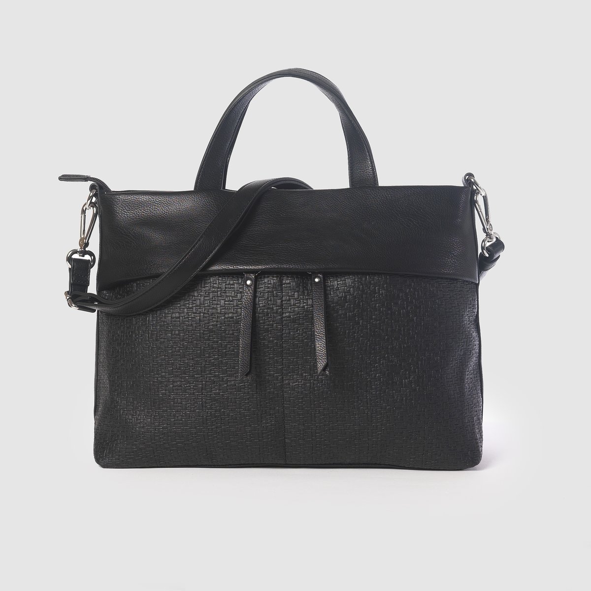 Сумка Fran City Bag Сумка Fran City BagМарка: ESPRIT.Размеры: 25,5 x 34,5 x 12 смВерх: 100% полиэстер.Подкладка: 100% полиэстер.Застежка: на молнию.Карманы: внутренние и наружные карманы на молнии.Плечевой ремень: ручки и съемный ремень. Преимущества: ESPRIT разработал эту сумку на каждый день для любого стиля.<br><br>Цвет: черный
