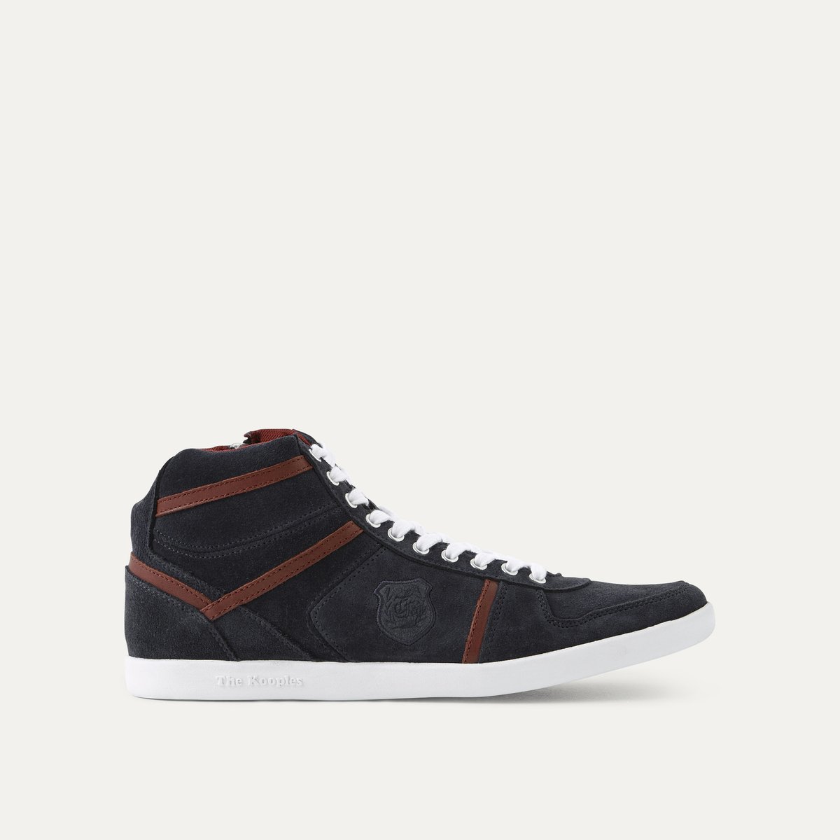 Кеды высокие из замши Кеды высокие из замшиКеды высокие THE KOOPLES SPORT, из замши . Контрастные вставки из гладкой кожи с эффектом наложения . На молнии с внутренней стороны сбоку . Контрастная плоская шнуровка . Подкладка из сетчатой ткани . Герб с вышивкой с внешней стороны. Текстурированная стелька из каучука . Состав и описание Материал : 100% кожа Подошва : каучук Высота голенища : ок.13 см. Марка : THE KOOPLES SPORT<br><br>Цвет: темно-синий