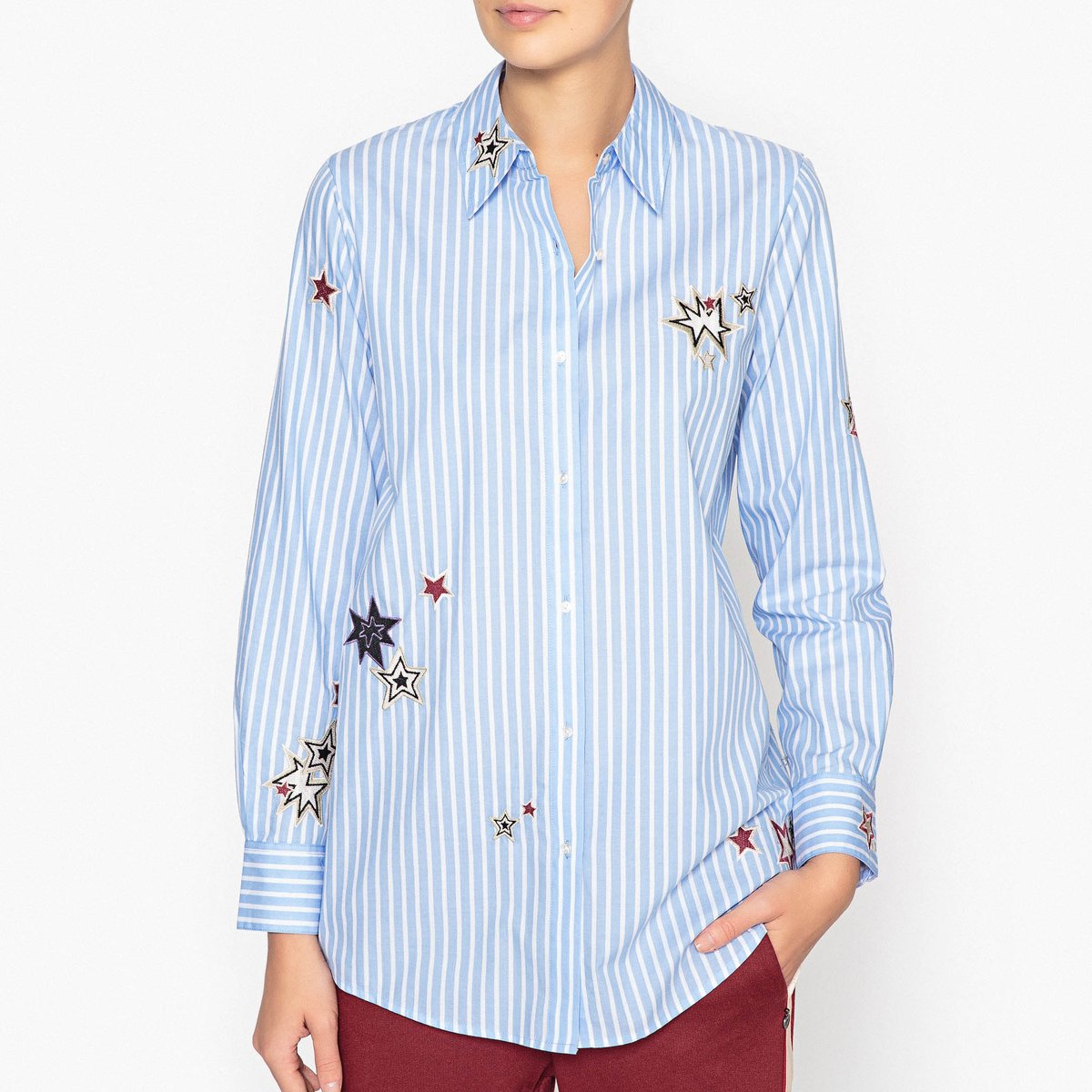 Рубашка в полоску Рубашка в полоскуРубашка с длинными рукавами MAISON SCOTCH с нашивкой ?toiles, в вертикальные полосы, с закругленным низом и плиссировкой сзади.Детали • Длинные рукава • Прямой покрой • Воротник-поло, рубашечный • Рисунок в полоску Состав и уход • 100% хлопок • Следуйте советам по уходу, указанным на этикетке • Манжеты на пуговицах<br><br>Цвет: в полоску синий/белый