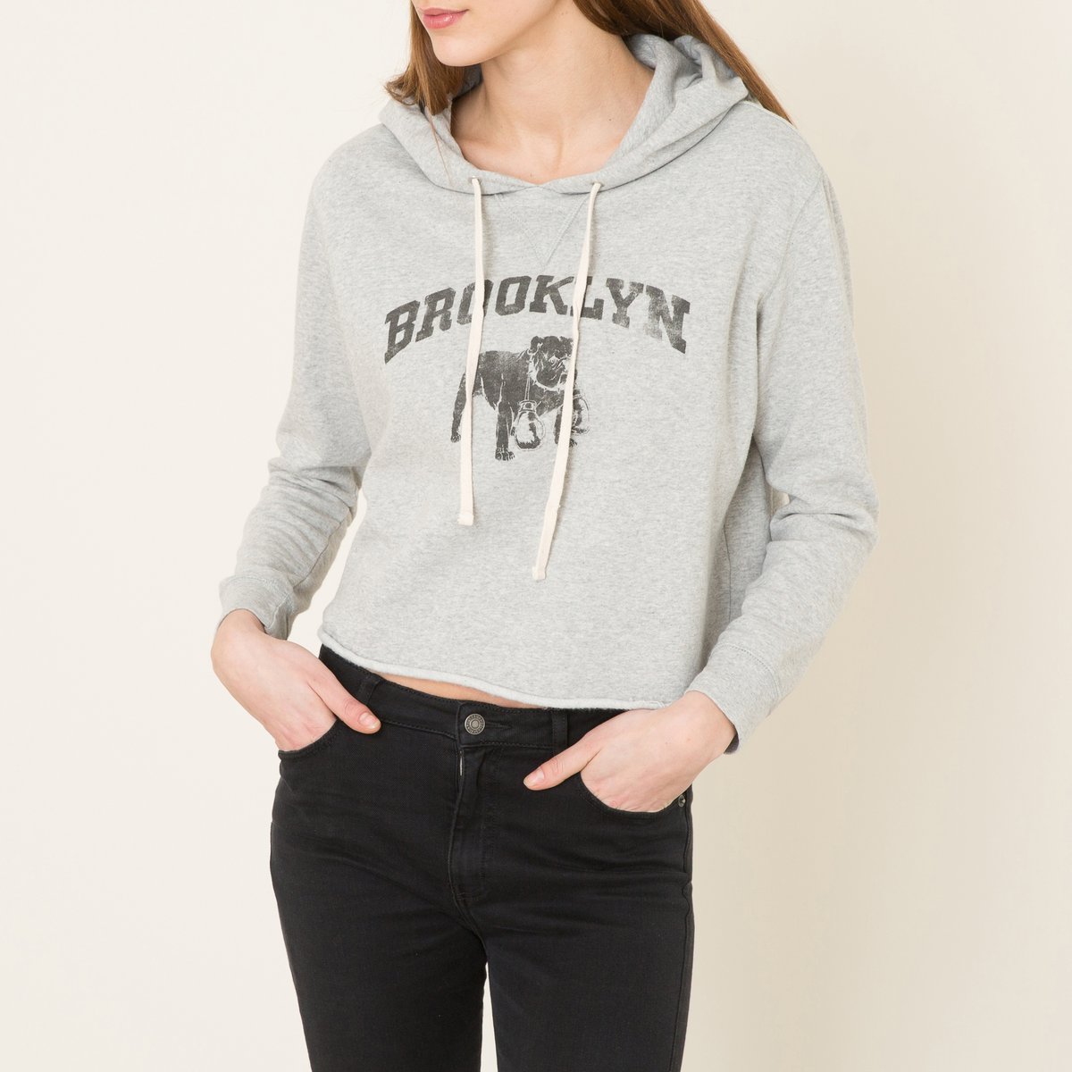 Свитшот укороченный с рисунком Свитшот укороченный с рисункомСвитшот Denim and Supply Ralph Lauren - укороченный покрой, с капюшоном и набивным рисунком. Капюшон на подкладке с завязками с металлическими люверсами. Длинные рукава с краями в рубчик. Отворачивающийся низ. Рисунок с эффектом старения спереди. Состав и описание Материал : мольтон, 80% хлопка, 20% полиэстера Марка : Denim and Supply Ralph Lauren<br><br>Цвет: серый