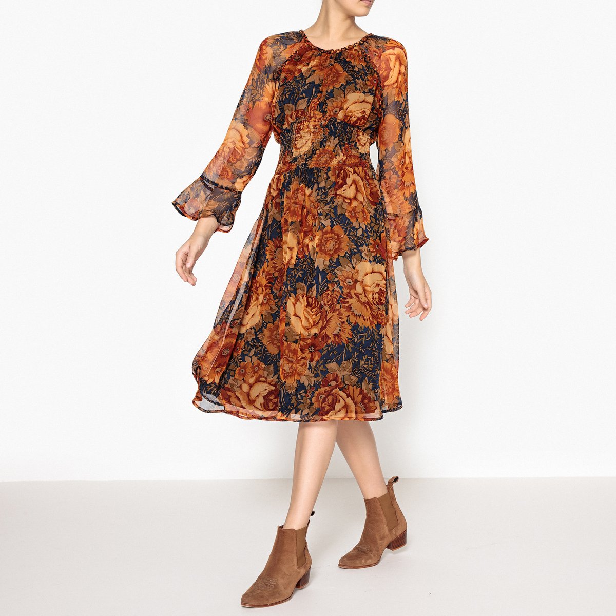 Платье с рисунком MONY LONG DRESS Платье с рисунком MONY LONG DRESSПлатье ANTIK BATIK - модель MONY LONG DRESS с плетенным декоративным кантиком, эластичным поясом и широкими рукавами внизу.Детали • Форма : расклешенная • Длина миди, 3/4 • Длинные рукава • Тунисский вырез • Рисунок-принт • Эластичный поясСостав и уход • 100% вискоза • Следуйте советам по уходу, указанным на этикетке • Плетенный кантик на воротнике и на швах пройм такой же ткани • Воротник на крючке • Длина : ок. 114 см. для размера 36<br><br>Цвет: оранжевый