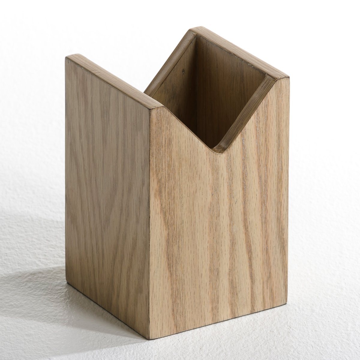 Карандашница, фанера из дуба, Darby Карандашница, фанера из дуба, DarbyКарандашница Darby . Ваш письменный стол будет выглядеть элегантно... Подставки для папок и почты можно найти на нашем сайте . Характеристики: : - МДФ, фанера из дуба . - Грубая отделка . Размеры : - 9 x 14 x 9 см .<br><br>Цвет: серо-бежевый