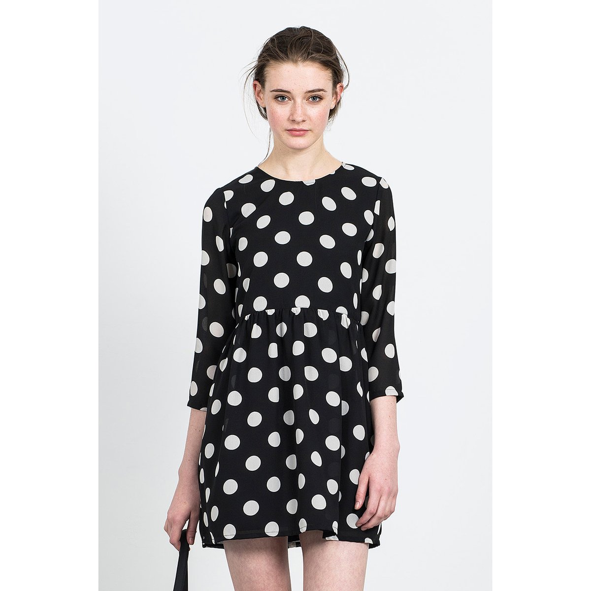 Платье в горошек с рукавами 3/4 TWISTER DRESS Платье в горошек с рукавами 3/4 TWISTER DRESSСостав и описаниеМатериал: 100% полиэстер.Марка: COMPANIA FANTASTICA.УходСтирка при 30°С с вещами подобных цветов.Стирать и гладить с изнанки.<br><br>Цвет: черный/ белый<br>Размер: M