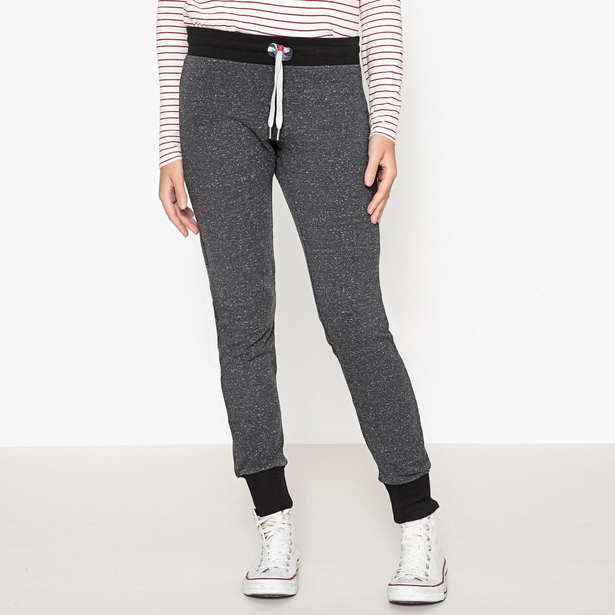 Брюки 2 TONES HIGH WOLF GREY BLACK Брюки 2 TONES HIGH WOLF GREY BLACKБрюки SWEET PANTS - модель 2 TONES HIGH WOLF GREY BLACKДетали • Покрой слим, дудочки • Стандартная высота пояса • Эластичный поясСостав и уход • 10% вискозы, 64% хлопка, 4% эластана, 22% полиэстера • Следуйте советам по уходу, указанным на этикеткеПодходит для занятий спортом<br><br>Цвет: серый