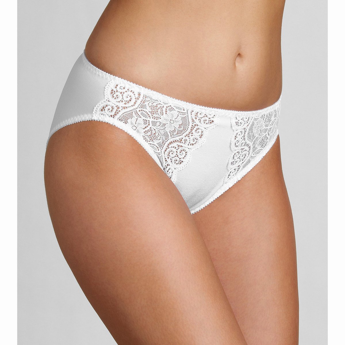 Трусы-слипы Amourette 300 Трусы-слипы Amourette 300Трусы-слипы AMOURETTE 300 от TRIUMPH. Однотонный трикотаж, 75% полиамида, 25% эластана с кружевными вставками по бокам. Ластовица на подкладке из хлопка.<br><br>Цвет: белый,черный<br>Размер: 42 (FR) - 48 (RUS).44 (FR) - 50 (RUS).46 (FR) - 52 (RUS)