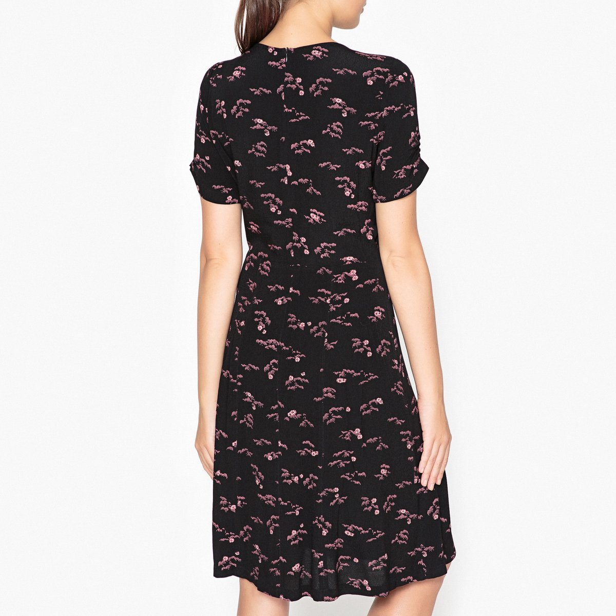 Платье с рисунком MISS FLOWERS Платье с рисунком MISS FLOWERSПлатье с короткими рукавами SESSUN - модель MISS FLOWERS из струящейся ткани с рисунком, закругленная отрезная деталь на поясе и сборки на плечах.Детали • Форма : расклешенная • Длина до колен • Короткие рукава • V-образный вырез • Рисунок-принтСостав и уход • 100% вискоза • Следуйте советам по уходу, указанным на этикетке • Длина : ок. 104 см. для размера S<br><br>Цвет: черный
