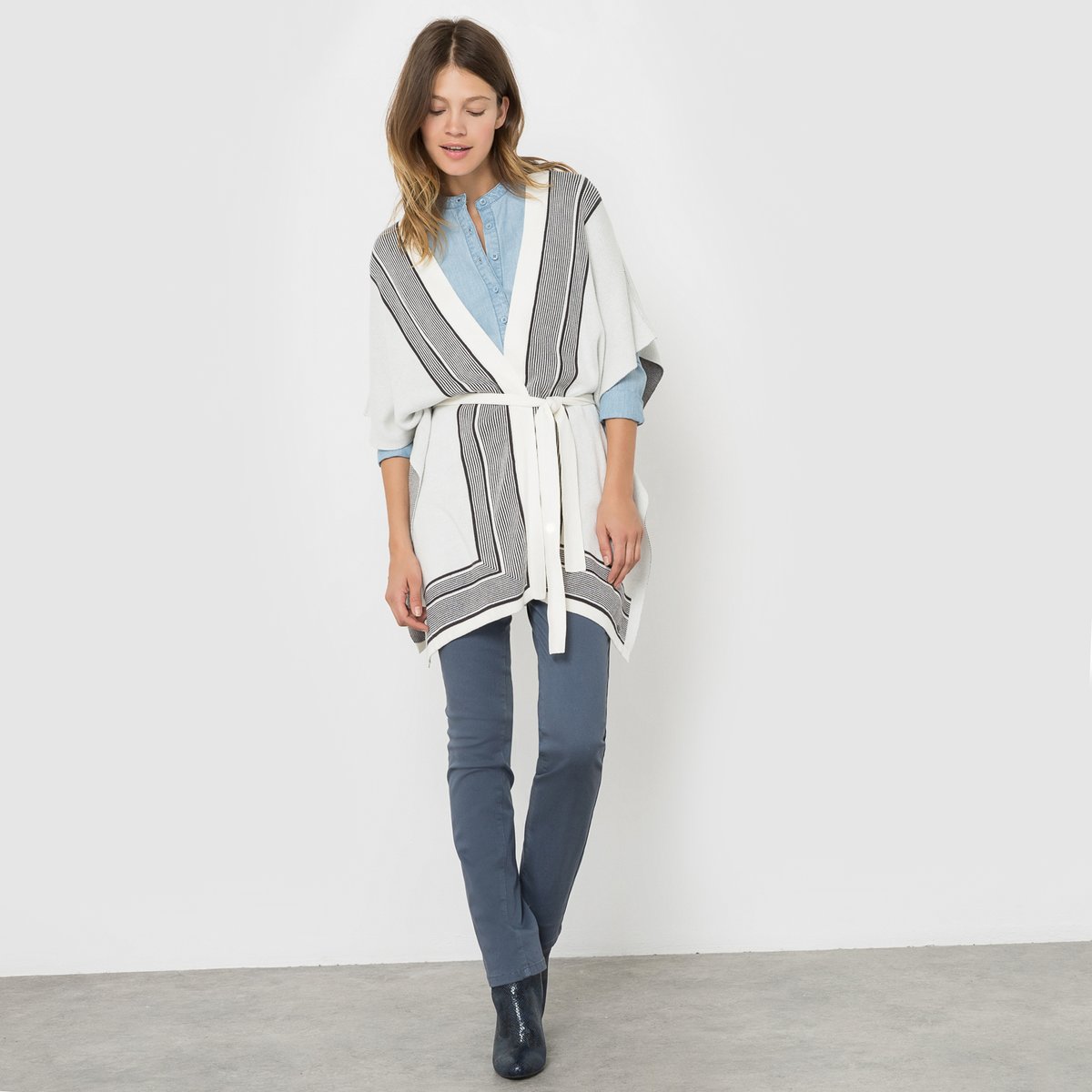 Пончо с оригинальным рисунком, KNIT CARDIGAN Пончо с оригинальным рисунком, KNIT CARDIGANСостав и описаниеМарка : TOM TAILORМодель : KNIT CARDIGANМатериалы : 53% хлопка, 47% вискозы<br><br>Цвет: белый/ черный<br>Размер: L/XL