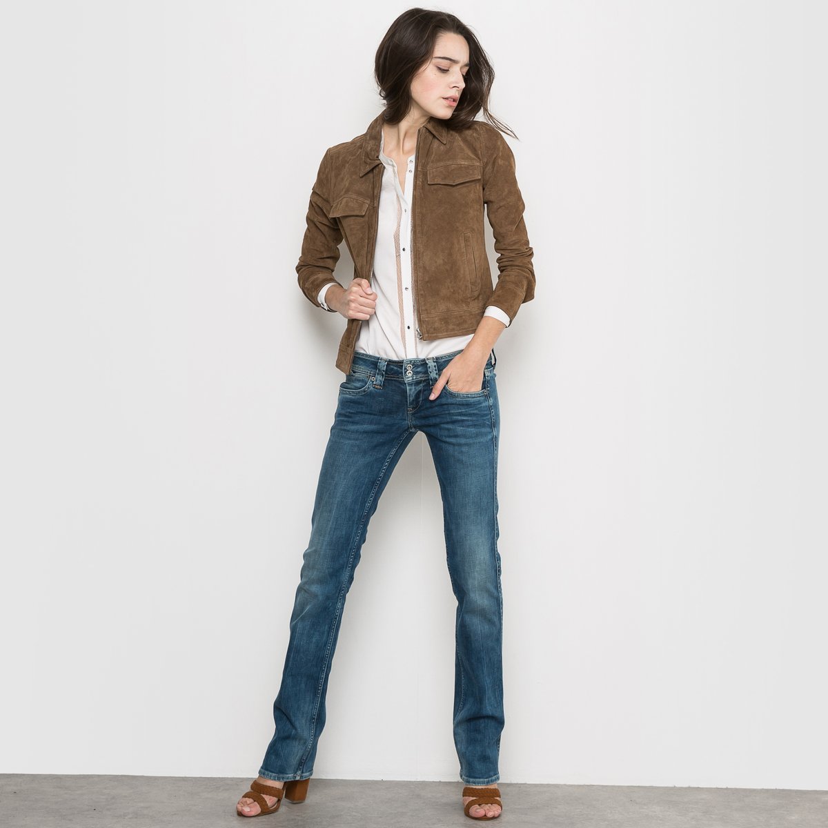 Джинсы модели буткат BANJI de PEPE JEANS Джинсы модели буткат BANJI de PEPE JEANSДжинсы модели буткат BANJI de PEPE JEANS. Деним стрейч, 99% хлопка, 1% эластана. Низкая талия. Двубортная планка застежки на пуговицы. 5 карманов. Длина по внутр.шву 86 см. Ширина по низу 19 см.<br><br>Цвет: синий<br>Размер: 24 (US) - 40 (RUS)