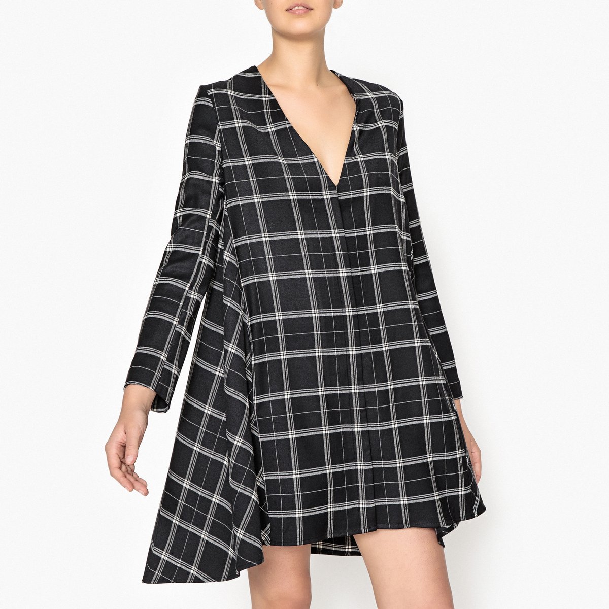 Платье в клетку MADELEINE DARK CHECK Платье в клетку MADELEINE DARK CHECKПлатье в клетку MARGAUX LONNBERG - модель MADELEINE DARK CHECK, выполненная в трапециевидной форме, с плиссировкой сзадиДетали • Форма : расклешенная • Укороченная модель • Длинные рукава • V-образный вырез • Рисунок в клетку Состав и уход • 25% вискозы, 73% шерсти, 2% эластана • Следуйте советам по уходу, указанным на этикетке • Невидимая планка с пуговицами, манжеты на пуговицах • Длина ок. 88 см. для размера 36<br><br>Цвет: черный