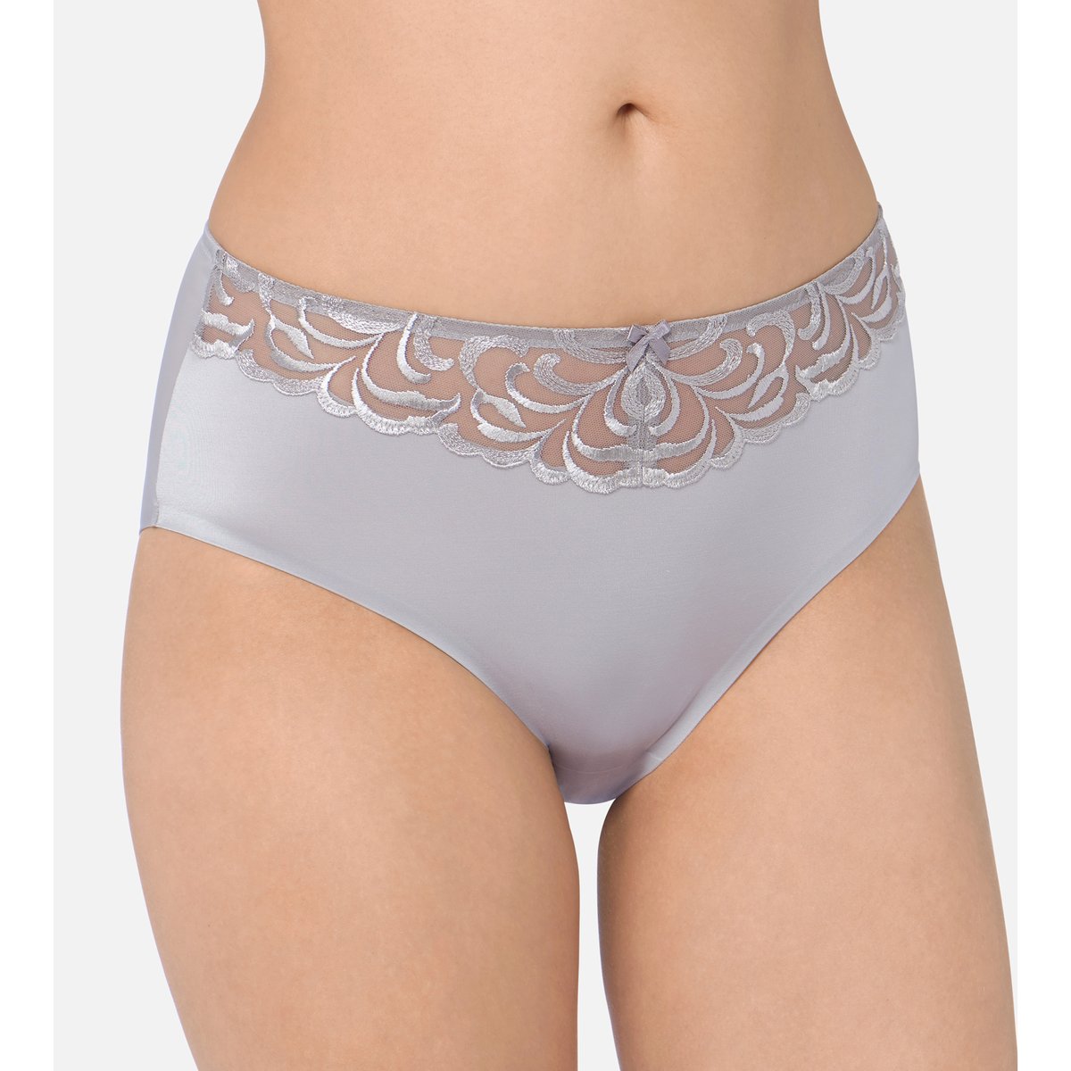 Трусы макси с вышивкой MODERN FINESSE Трусы макси с вышивкой MODERN FINESSEТрусы макси MODERN FINESSE de TRIUMPH. из микрофибры. Ультраженственный покрой : маленький бант и вставки из вышитого тюля на поясе. Ластовица на подкладке из хлопка.Детали • вставки из вышитого тюля • маленький элегантный бантСостав и уход • 70% полиамида, 16% эластана, 14% полиэстера • Подкладка : на подкладке из хлопка спереди • Машинная стирка при температуре 30°, стирать с похожими цветами • Стирать и гладить с изнаночной стороны • Сухая чистка на умеренном режиме • Гладить при слабой температуре<br><br>Цвет: серый<br>Размер: 46 (FR) - 52 (RUS).42 (FR) - 48 (RUS)