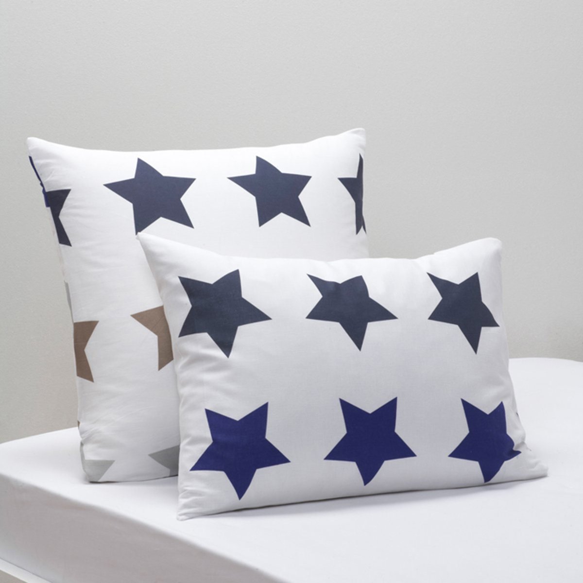 Наволочка STARS Наволочка STARSОписание наволочки :- 100% хлопок (52 нити/см?). Чем плотнее переплетение нитей/см?, тем выше качество материала.- Машинная стирка при 60 °С.Знак Oeko-Tex® гарантирует, что товары прошли проверку и были изготовлены без применения вредных для здоровья человека веществ.Размеры :50 x 70 см : Прямоугольная наволочка63 x 63 см : Квадратная наволочкаВсю коллекцию постельного белья STARS вы можете найти на нашем сайте<br><br>Цвет: звезды/фон белый,синий