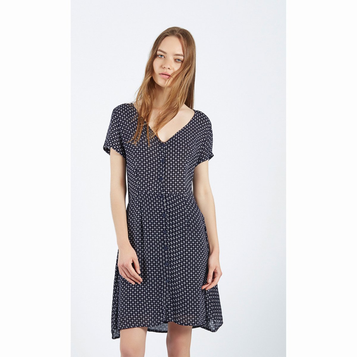 Платье с рисунком Vestido Raspberry Платье с рисунком Vestido RaspberryСтруящееся платье Vestido Raspberry. Сплошной геометрический рисунок. Короткие рукава. V-образный вырез. Застежка на пуговицы спереди. Разрез до пояса. Расклешенный низ. Состав и описаниеМатериалы : 100% ткань районМарка : Compania FantasticaМодель : Vestido RaspberryУходСледуйте рекомендациям по уходу, указанным на этикетке изделия.<br><br>Цвет: темно-синий