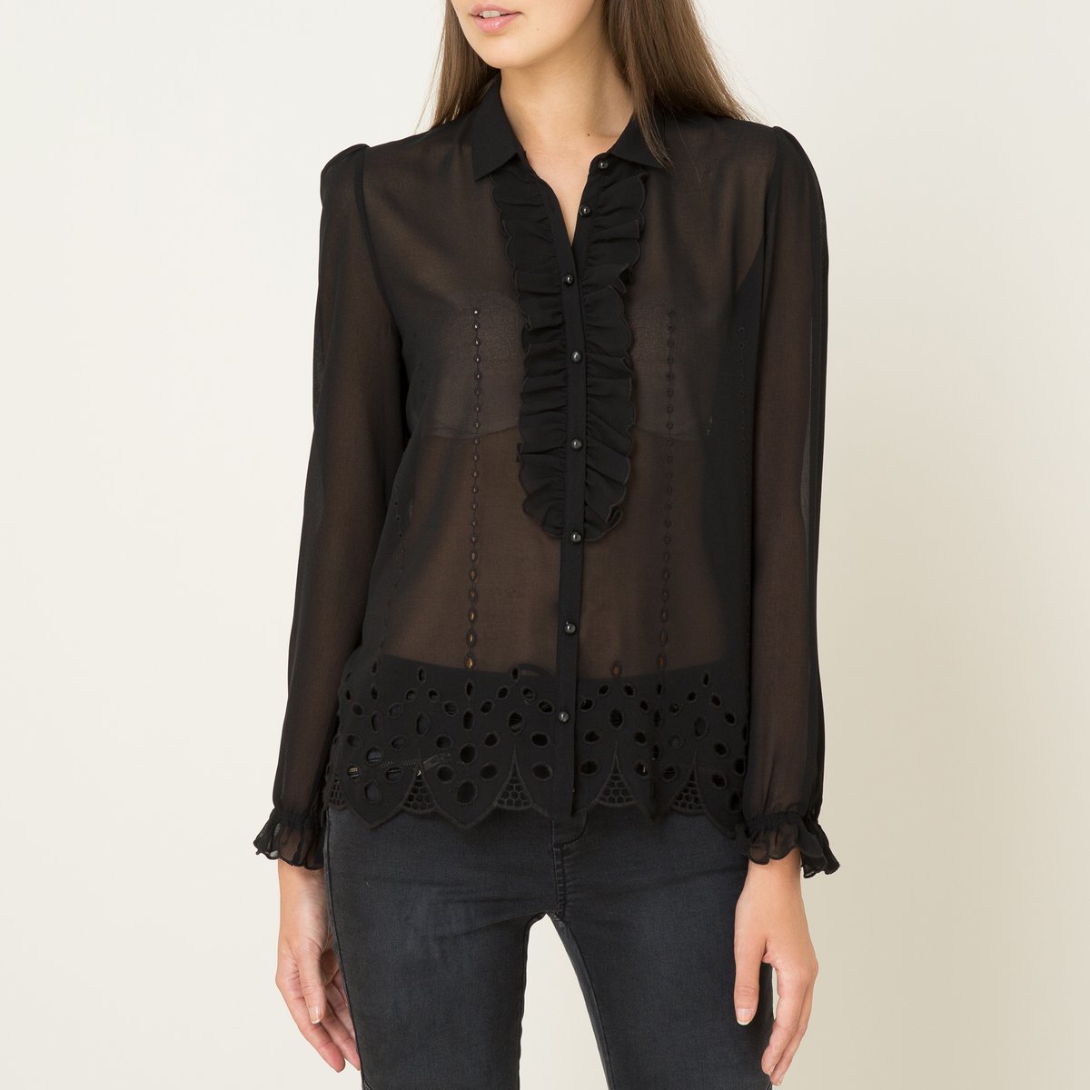 Рубашка из муслина Рубашка из муслинаРубашка THE KOOPLES - модель 1301 из муслина и крупного английского кружева. Классический воротник. Застёжка на круглые перламутровые пуговицы украшена воланом вдоль планки. Длинные рукава и манжеты на резинке. Волнистый низ. Состав и описание Материал : 100% полиэстер Кружево: 100% хлопокМарка : THE KOOPLES<br><br>Цвет: черный<br>Размер: XL
