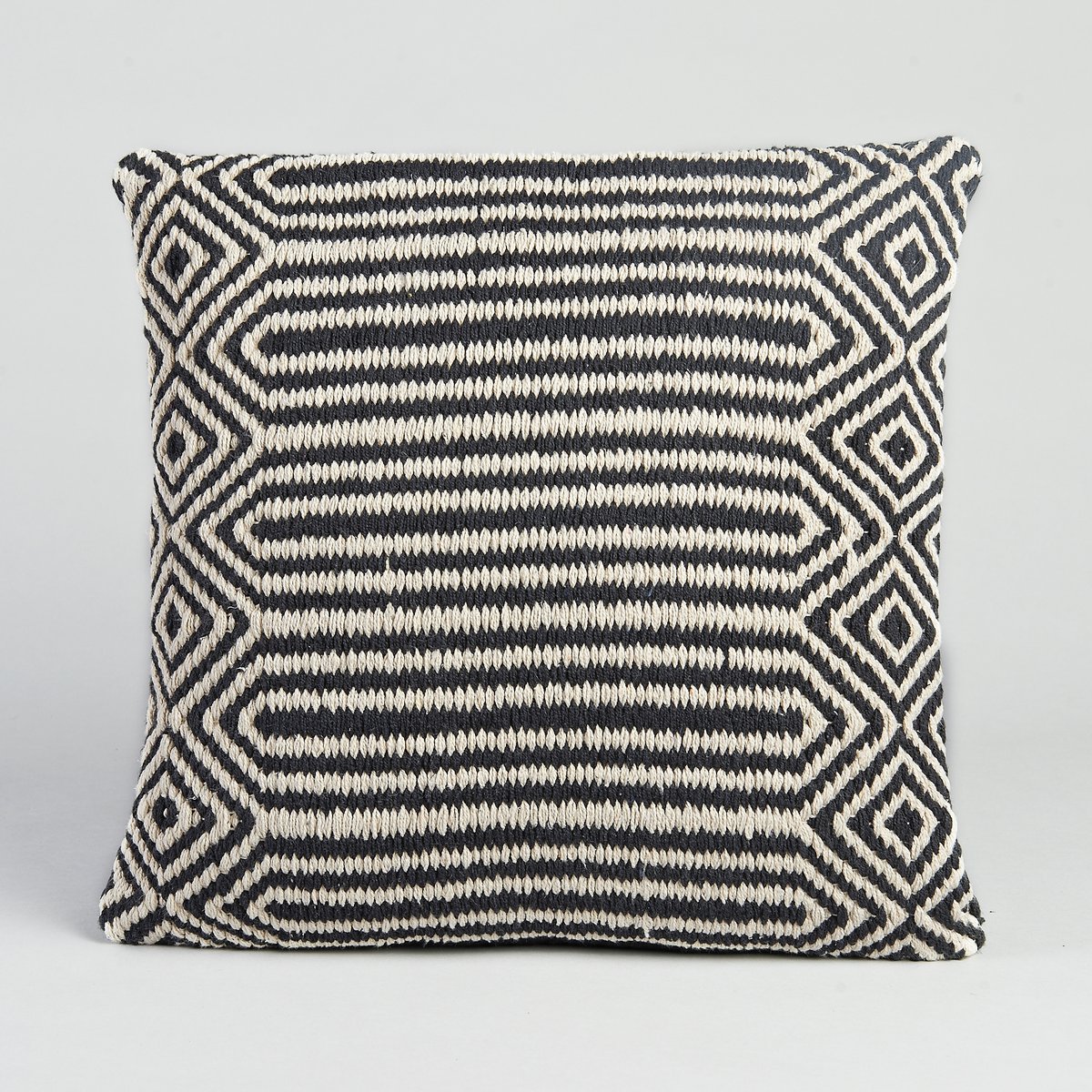 Чехол для подушки Kilim, Pa?en Чехол для подушки Kilim, Pa?enЧехол для подушки Pa?en. Черно-белое плетение. Верх из 100% хлопка, спинка из канвы, 100% хлопок. Застёжка на скрытую молнию сзади. Размеры. : 45 x 45 см. Подушка продается отдельно.<br><br>Цвет: черный/ белый