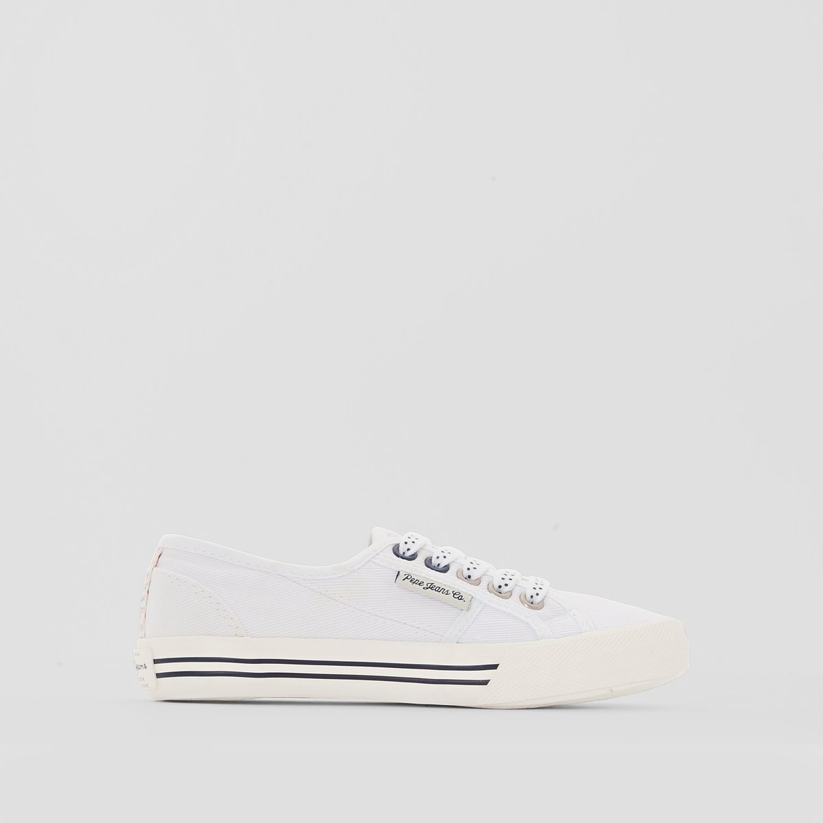 Кеды PEPE JEANS BAKER PLAIN Кеды PEPE JEANS BAKER PLAINВ известном британском стиле, всегда на пике моды, без лишних деталей, но очень оригинальные, кеды от Pepe Jeans не прекращают поражать своей изысканностью! Доказательством служит эта модель с контрастирующими деталями отделки. Стильная и легкая обувь: отлично подходит для отдыха!<br><br>Цвет: белый<br>Размер: 32