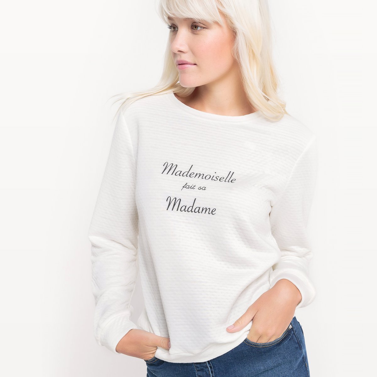 Свитшот с рисунком Mademoiselle fait sa Madame Свитшот с рисунком Mademoiselle fait sa MadameМатериал : 25% вискозы, 75% полиэстера Длина рукава : длинные рукава Форма воротника : круглый вырез Застежка : без застежки Рисунок : однотонная модель Стирка : машинная стирка при 30 °С в деликатном режиме Уход : сухая чистка и отбеливание запрещены Машинная сушка : машинная сушка запрещена Глажка :при низкой температуре<br><br>Цвет: слоновая кость<br>Размер: XL