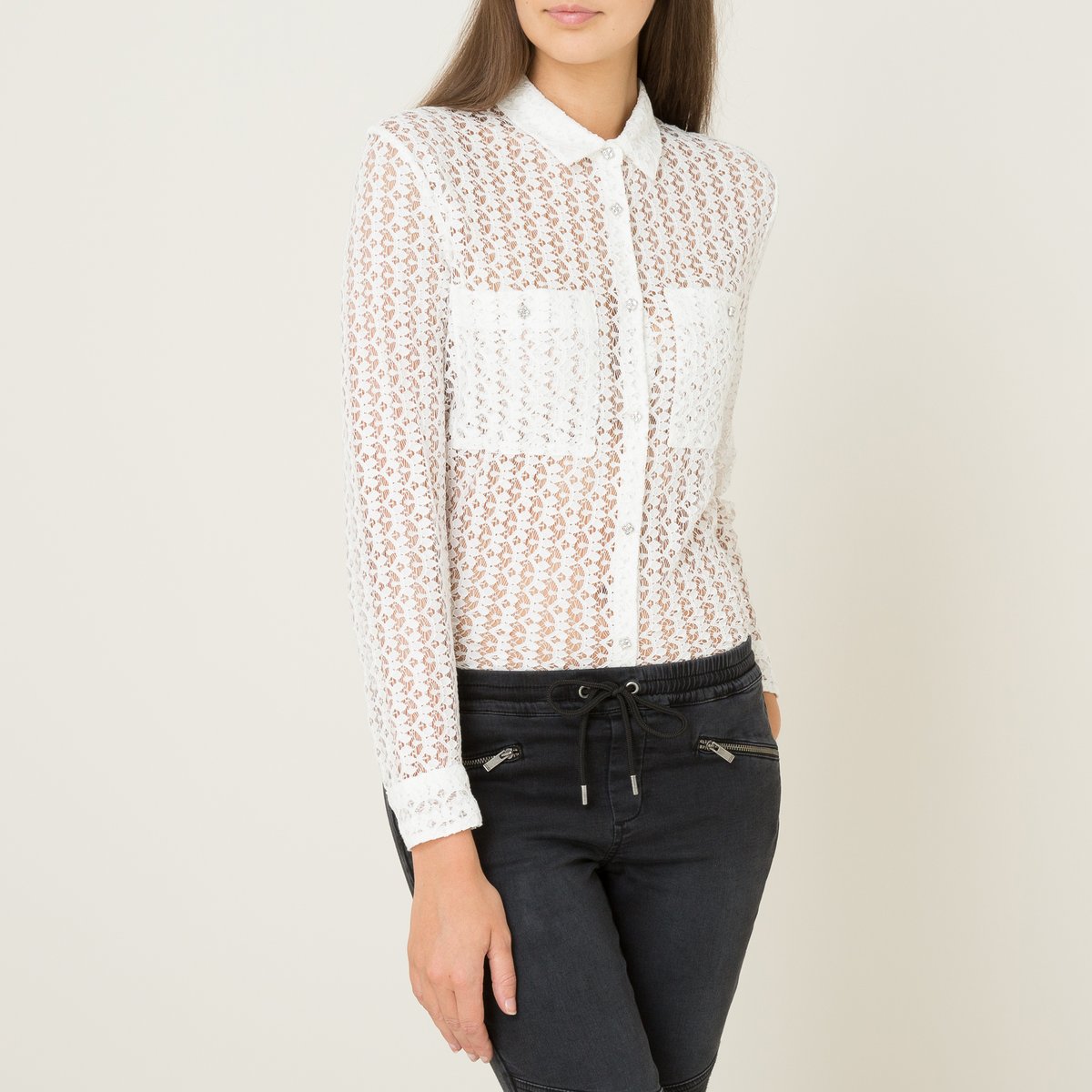 Рубашка из кружева Рубашка из кружеваРубашка THE KOOPLES - модель 1307 из тонкого кружева и с пуговицами со стразами . Классический воротник. Застежка на пуговицы со стразами . Длинные рукава с манжетами на пуговицах со стразами . 2 накладных нагрудных кармана. Закругленный низ. Состав и описание Материал : Кружево 90% хлопка, 10% полиамида Подкладка 100% полиэстер Марка : THE KOOPLES<br><br>Цвет: черный,экрю