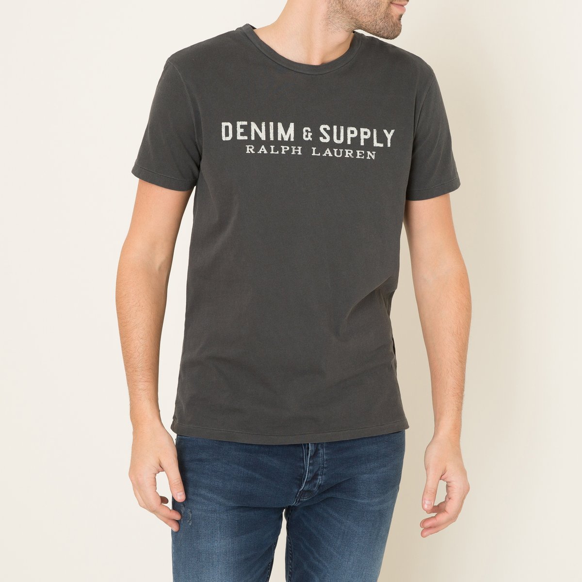 Футболка с надписью Футболка с надписьюФутболка Denim and Supply Ralph Lauren - «Essentials» с винтажной надписью, 100% хлопок. Круглый вырез с краями в рубчик. Винтажный рисунок спереди. Прямой низ. Короткие рукава. Состав и описание Материал : 100% хлопок Марка : Denim and Supply Ralph Lauren<br><br>Цвет: черный