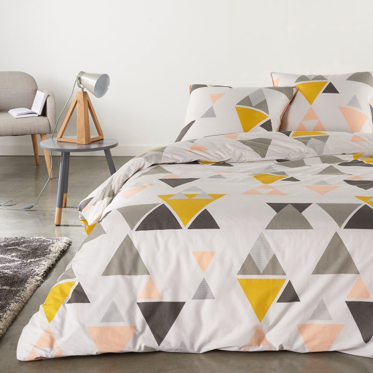 Пододеяльник HILORA GRIS, 100% хлопка. Пододеяльник HILORA GRIS, 100% хлопка.Характеристики:-100% хлопка, 57 нитей /см?.Чем больше нитей/см?, тем выше качество ткани.- Стирка при 60°С.- Сплошной двухсторонний рисунок треугольники.- Прямой низ. Размеры: - 140 x 200 см: 1-сп.- 200 х 200 см: 1-2-сп.- 240 х 220 см: 2-сп.- 260 х 240 см: 2-сп.Сертификат Oeko-Tex® дает гарантию того, что товары изготовлены без применения химических средств и не представляют опасности для здоровья человека..<br><br>Цвет: желтый/ серый<br>Размер: 140 x 200 см.200 x 200 см