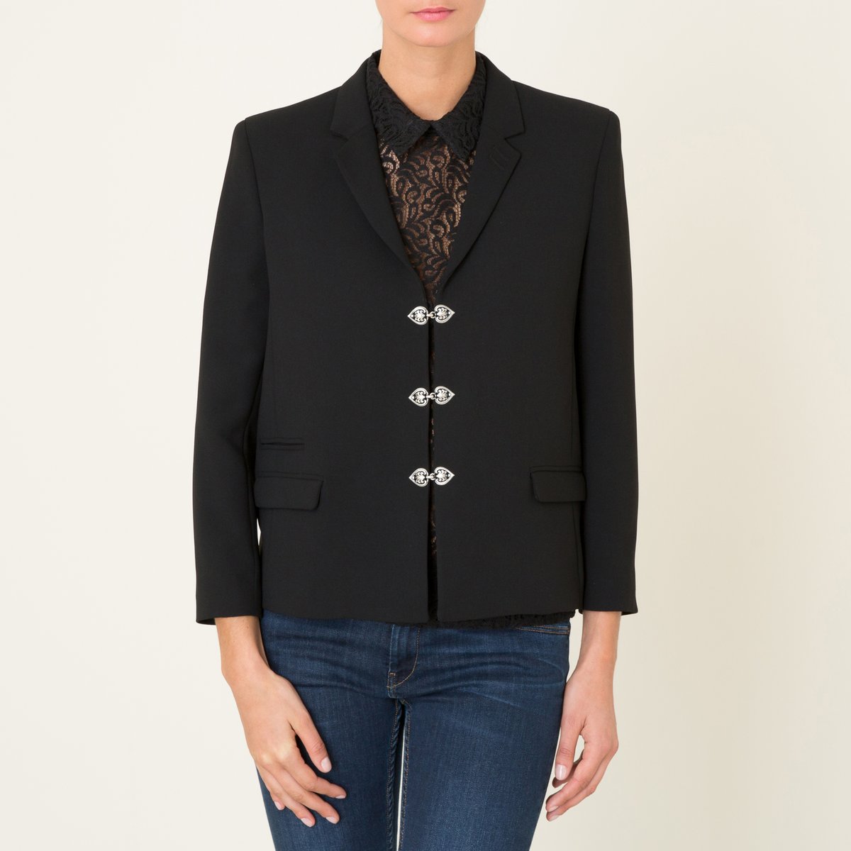 Жакет прямой Жакет прямойПрямой жакет THE KOOPLES - с застежкой на металлические крючки в виде бижутерии. Зубчатый воротник с застежкой на 3 крючка. 2 кармана с клапаном и 1 прорезной карман. Прямые длинные рукава. Внутренний прорезной карман. На подкладке.Состав и описание :Материал : 100% полиэстерПодкладка 72% ткань купро, 19% полиамид, 9% полиэстерПодкладка рукавов 68% ацетат, 21% полиамид, 11% полиэстерПодкладка карманов 65% полиэстер, 35% хлопокМарка : THE KOOPLES<br><br>Цвет: черный