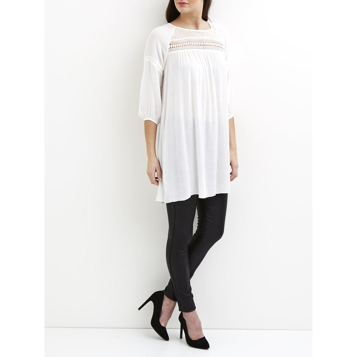 Платье с рукавами 3/4, из вуали, с вышивкой гладью, VILA VIGURLA TUNIC Платье с рукавами 3/4, из вуали, с вышивкой гладью, VILA VIGURLA TUNICПлатье с рукавами 3/4 VIGURLA TUNIC от VILA. Струящаяся ткань. Из вуали, вышивка гладью и ажурная вышивка вверху. Рукава реглан. Ажурные вставки на рукавах. Складки спереди. Вырез-капелька на спине с застежкой на пуговицу. Состав и описание :Материал : 100% вискозыМарка : VILA<br><br>Цвет: белый