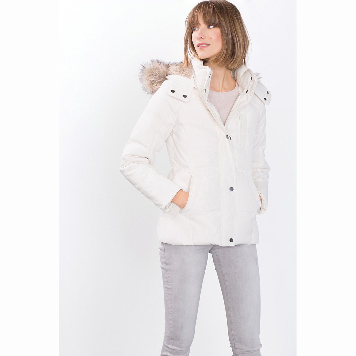 Пальто короткое с капюшоном Пальто короткое с капюшономКороткое пальто, ESPRIT. Пальто в стиле лыжной куртки с капюшоном, с воротником и съёмной подстёжкой из искусственного меха (под овчину). 2 кармана с застежкой на молнию. Супатная застежка на пуговицы и кнопки. Состав и описание:Марка: ESPRIT.Материал: 72% полиамида, 28% хлопка.Уход:Рекомендована только сухая чистка.<br><br>Цвет: белый<br>Размер: 44 (FR) - 50 (RUS)