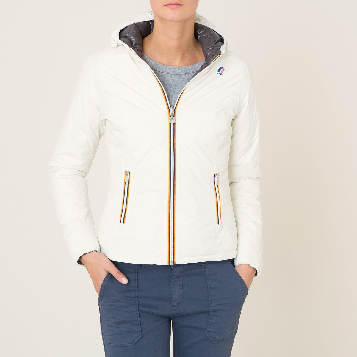 Блузон LILY THERMO PLUS Блузон LILY THERMO PLUSБлузон KWAY - модель LILY THERMO PLUS . Непромокаемый . Пропускает воздух. Двусторонняя модель. Влагостойкие швы. Фиксированный капюшон с регулировкой . Вырез спереди и карманы на молнии . Эластичные манжеты. Состав и описание Материал : 100% нейлонПодкладка : 90% пуха, 10% пера Марка : KWAY<br><br>Цвет: белый/ серый