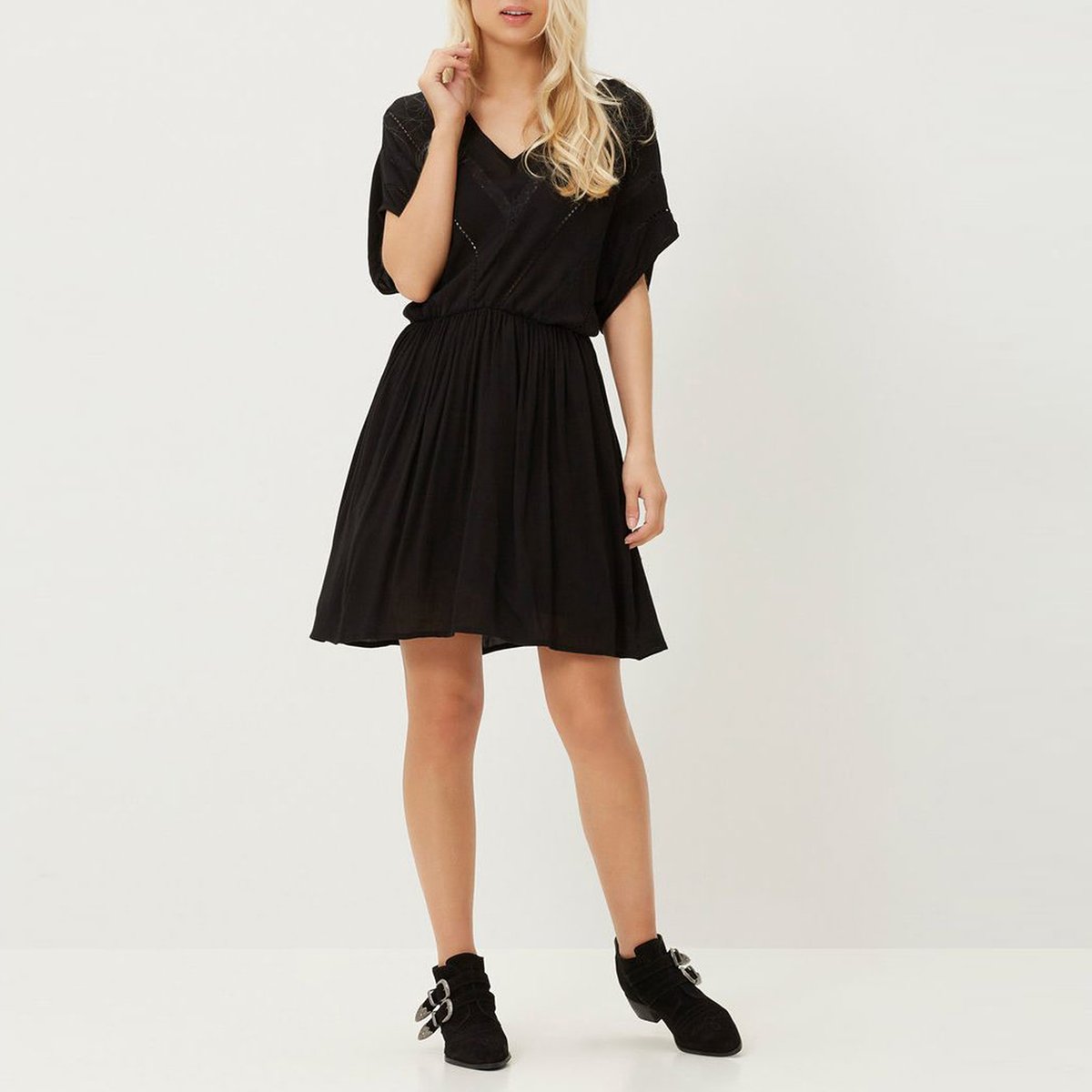 Платье из струящейся ткани и кружева, с короткими рукавами,VERO MODA, CRINKLA Платье из струящейся ткани и кружева, с короткими рукавами,VERO MODA, CRINKLAПлатье с короткими рукавами CRINKLA от VERO MODA . Кружевной узор с неполным переплетением сверху . V-образный вырез. Эластичный и присборенный пояс. Низ с эффектом плиссировки. Состав и описание :Материал : 100% вискозы.Марка : VERO MODA.<br><br>Цвет: черный<br>Размер: M.S