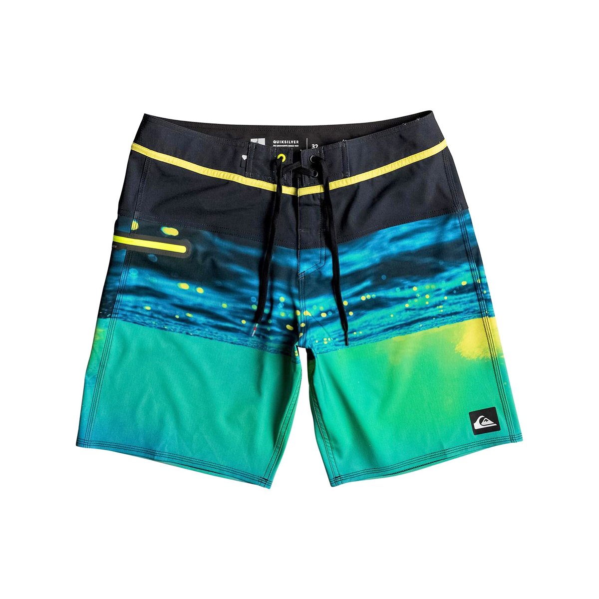 Шорты пляжные с рисунком Шорты пляжные с рисункомПляжные шорты от QUIKSILVER® с перекрещивающимися завязками спереди.- Эластичный пояс, завязки контрастного цвета с 4 люверсами- Ложная планка застежки спереди- Яркий рисунок на бедрах- Логотип на бедре- 1 poche c?t? Состав и описание :Материал 90% полиэстера, 10% эластанаМарка QUIKSILVER®Уход :Машинная стирка при 30 °C в деликатном режимеСтирать, предварительно вывернув наизнанкуГладить при низкой температуре<br><br>Цвет: зеленый/ черный<br>Размер: 30 (US) - 30 (US).36 (US) - 52 (RUS).32 (US)