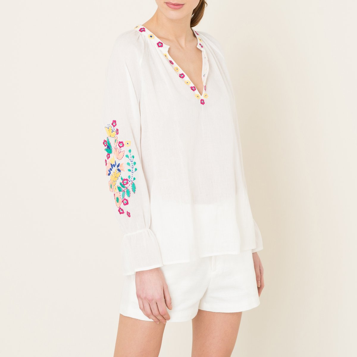 Блузка ALYSSA Блузка ALYSSAБлузка ANTIK BATIK - модель ALYSSA с разноцветной вышивкой . Тунисский вырез со сборками и вышивкой в виде цветов . Вышивка на объемных рукавах 7/8, присборенный манжеты . Прямой низ. Состав и описание Материал : 100% хлопок Марка : ANTIK BATIK<br><br>Цвет: кремовый